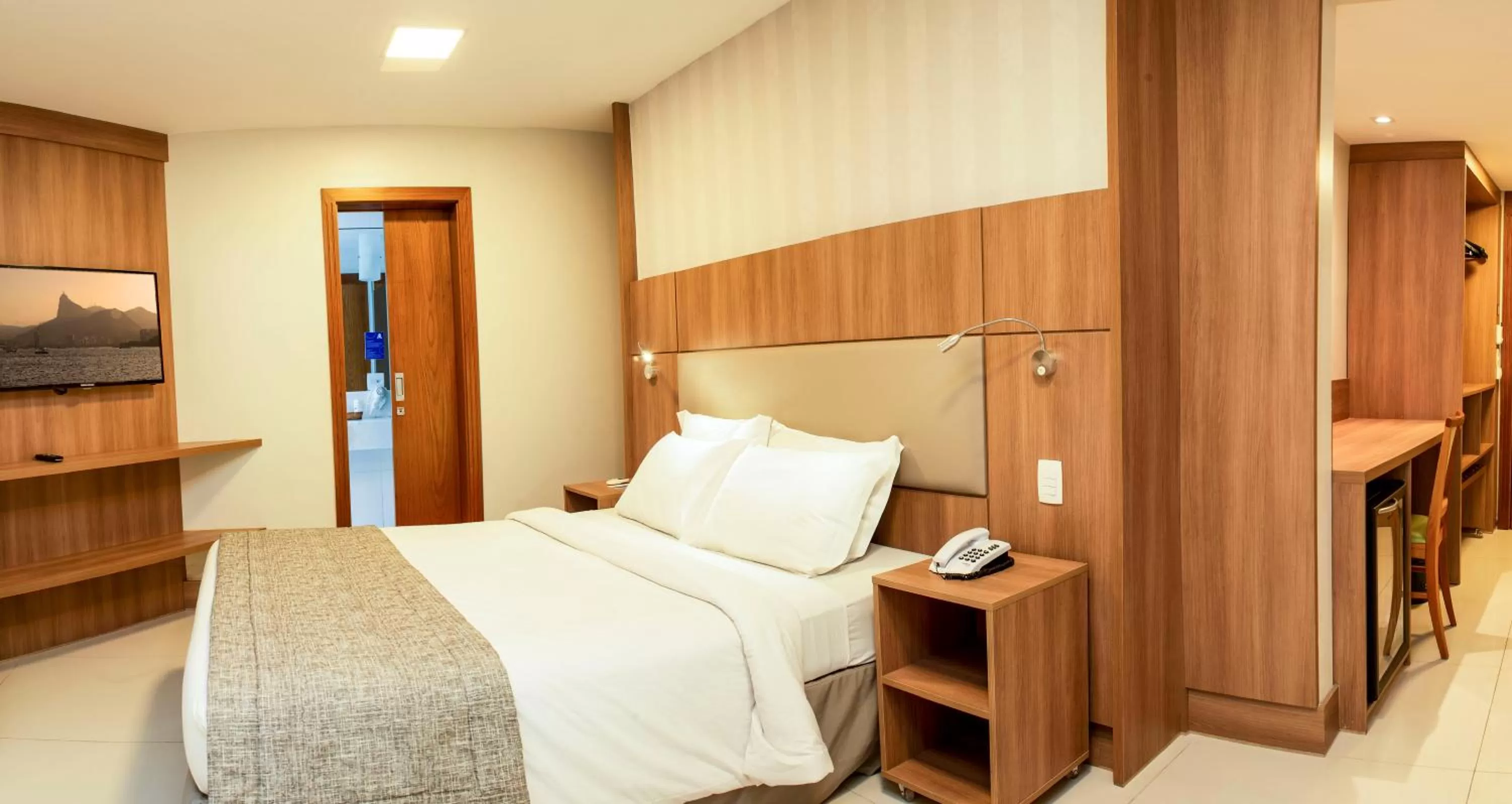 Photo of the whole room, Bed in Hotel Astoria Copacabana