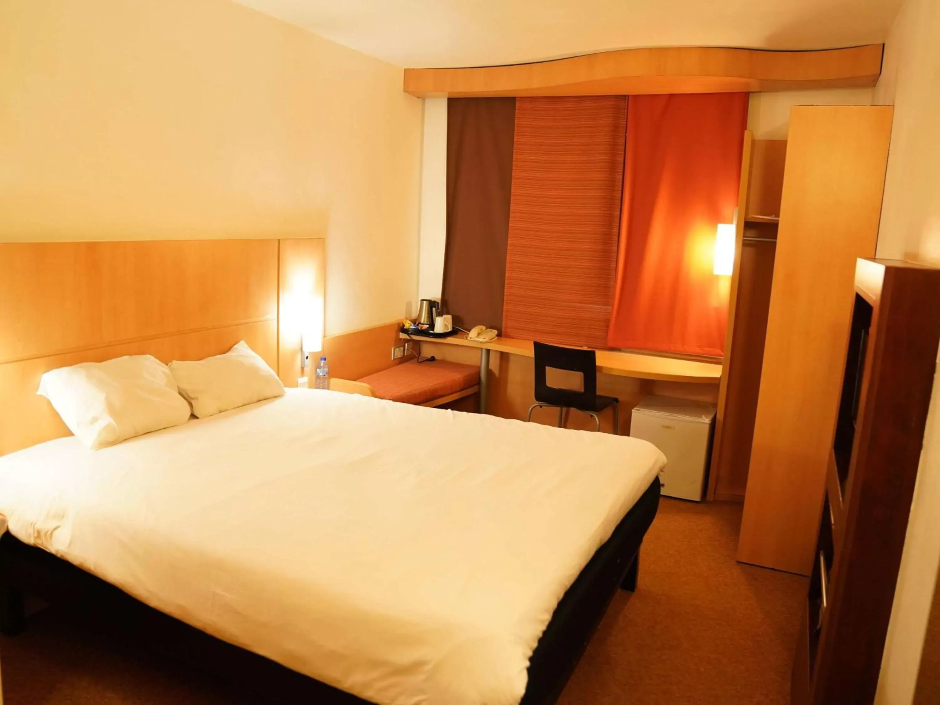 Photo of the whole room, Bed in Ibis Lagos Airport