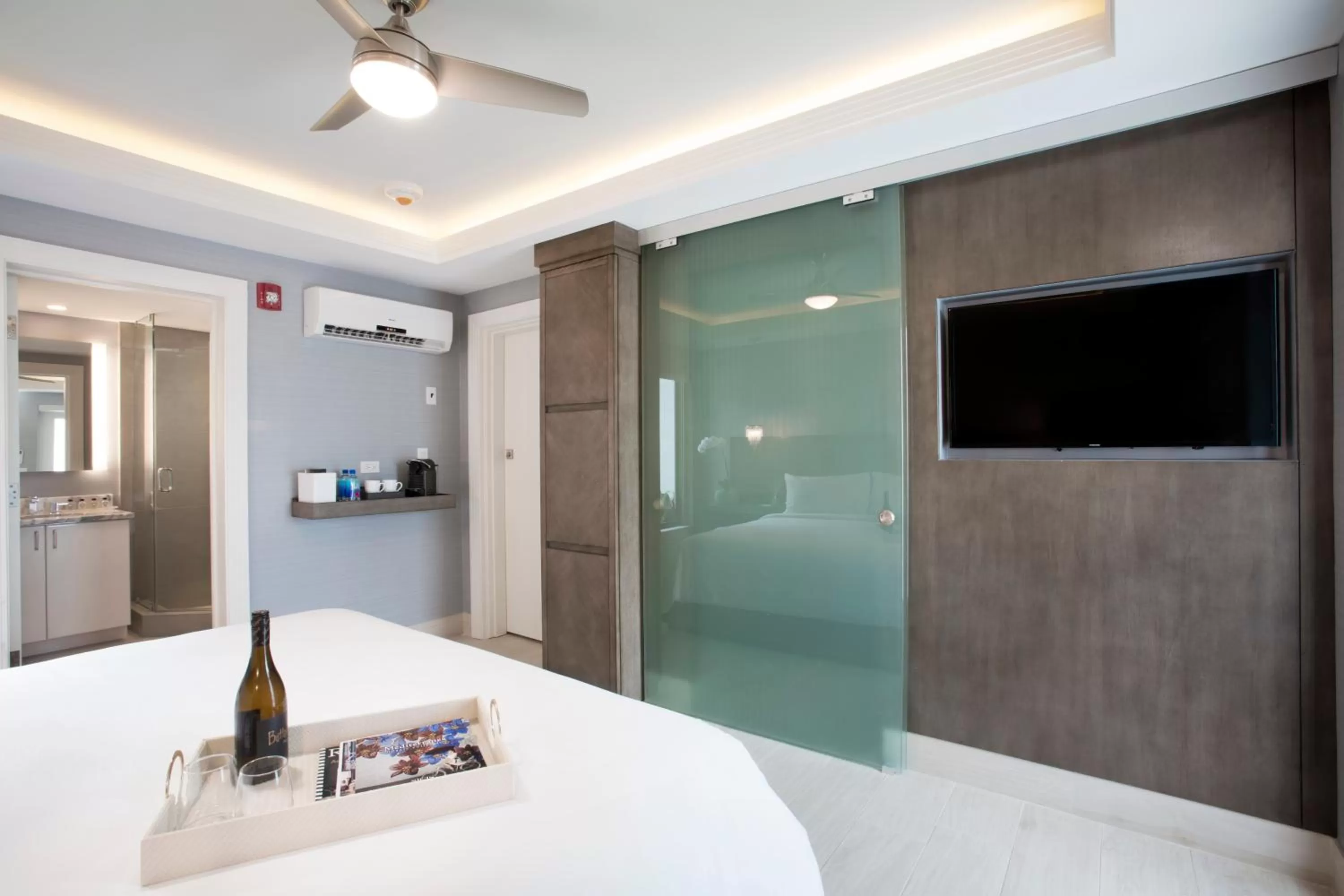 Bed, TV/Entertainment Center in Elita Hotel