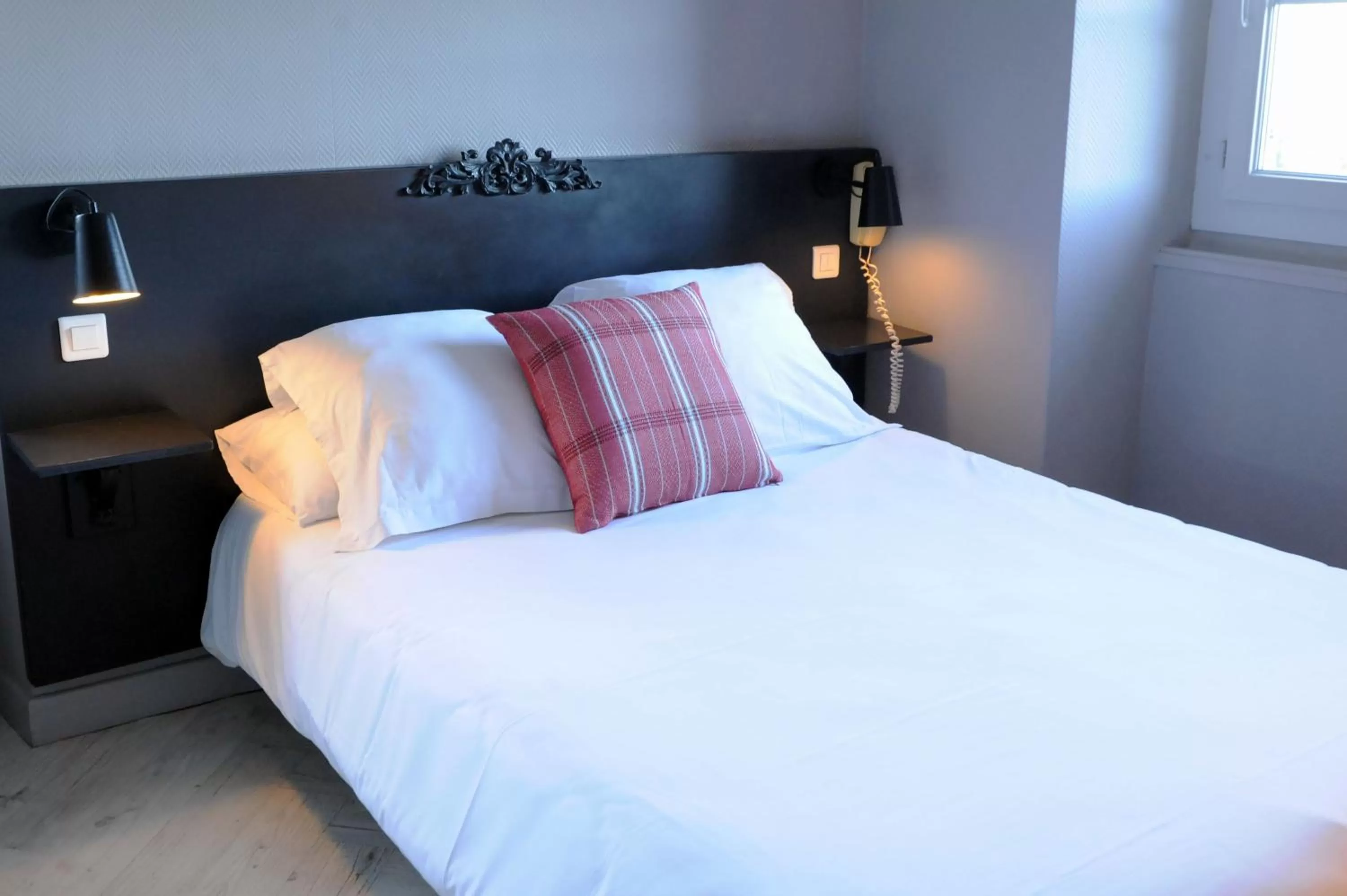 Bed in Logis Hôtel du Chêne