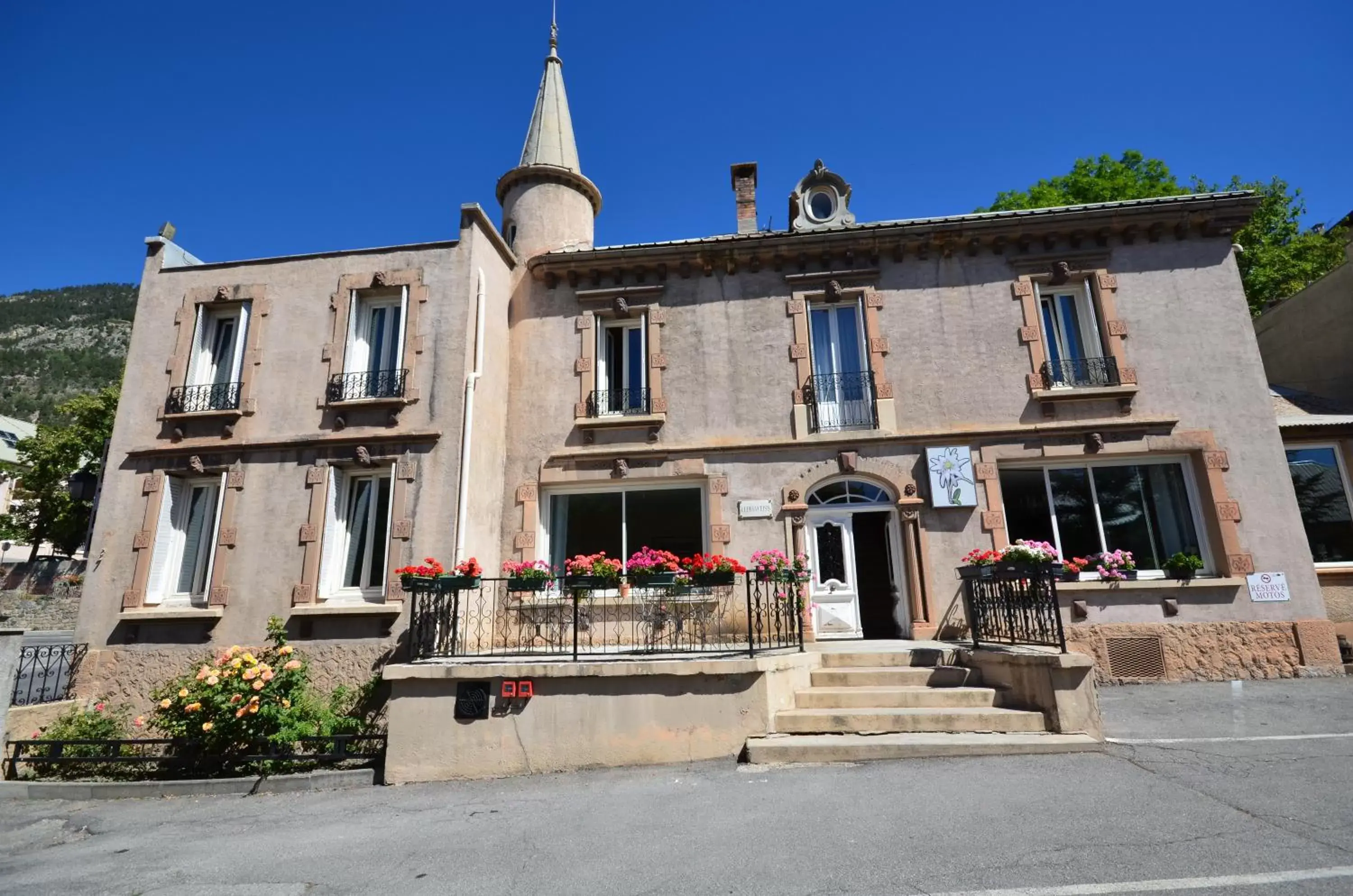 Facade/entrance, Property Building in Hôtel Edelweiss