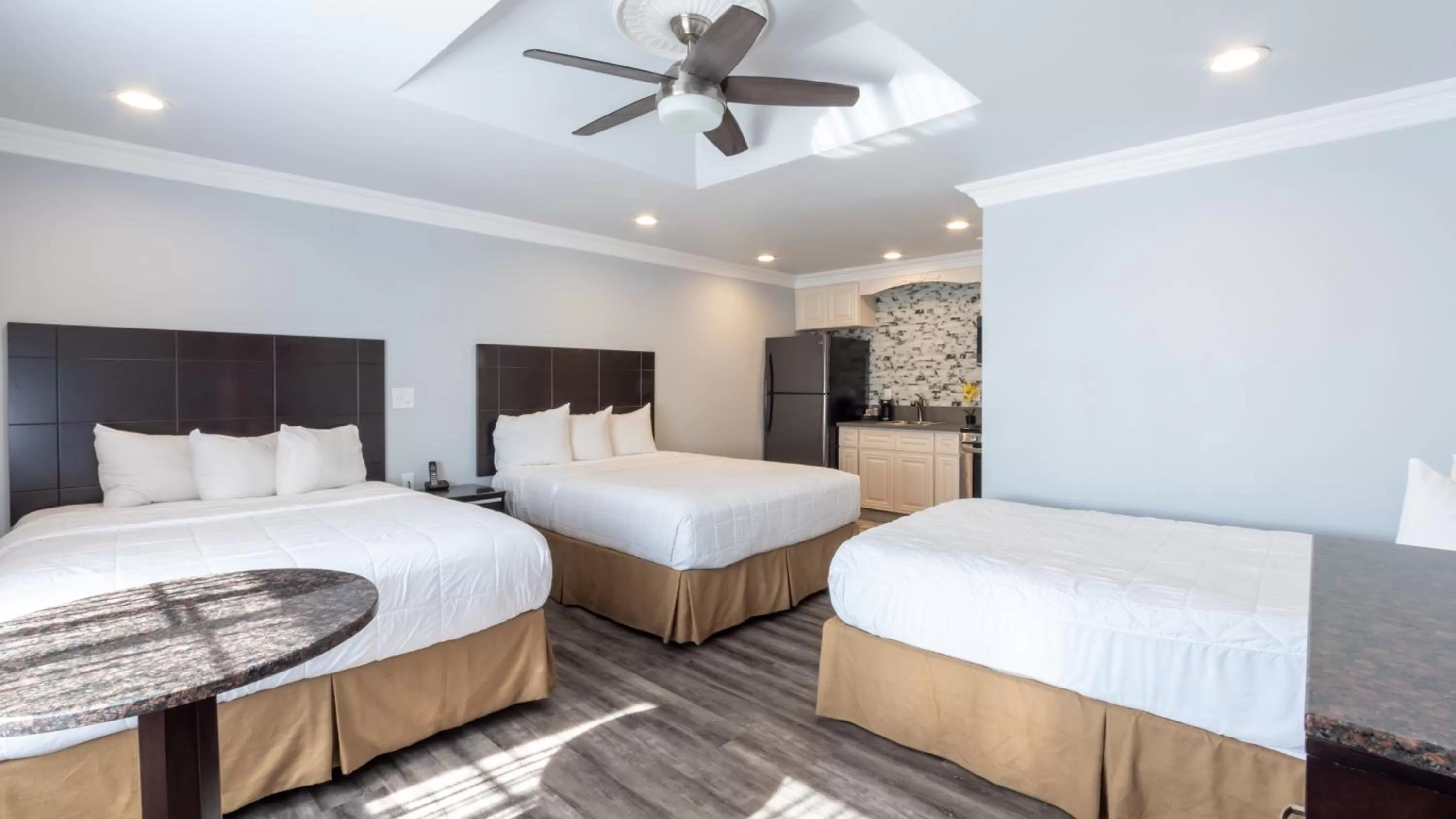 Kitchen or kitchenette, Bed in Crystal Lodge Motel