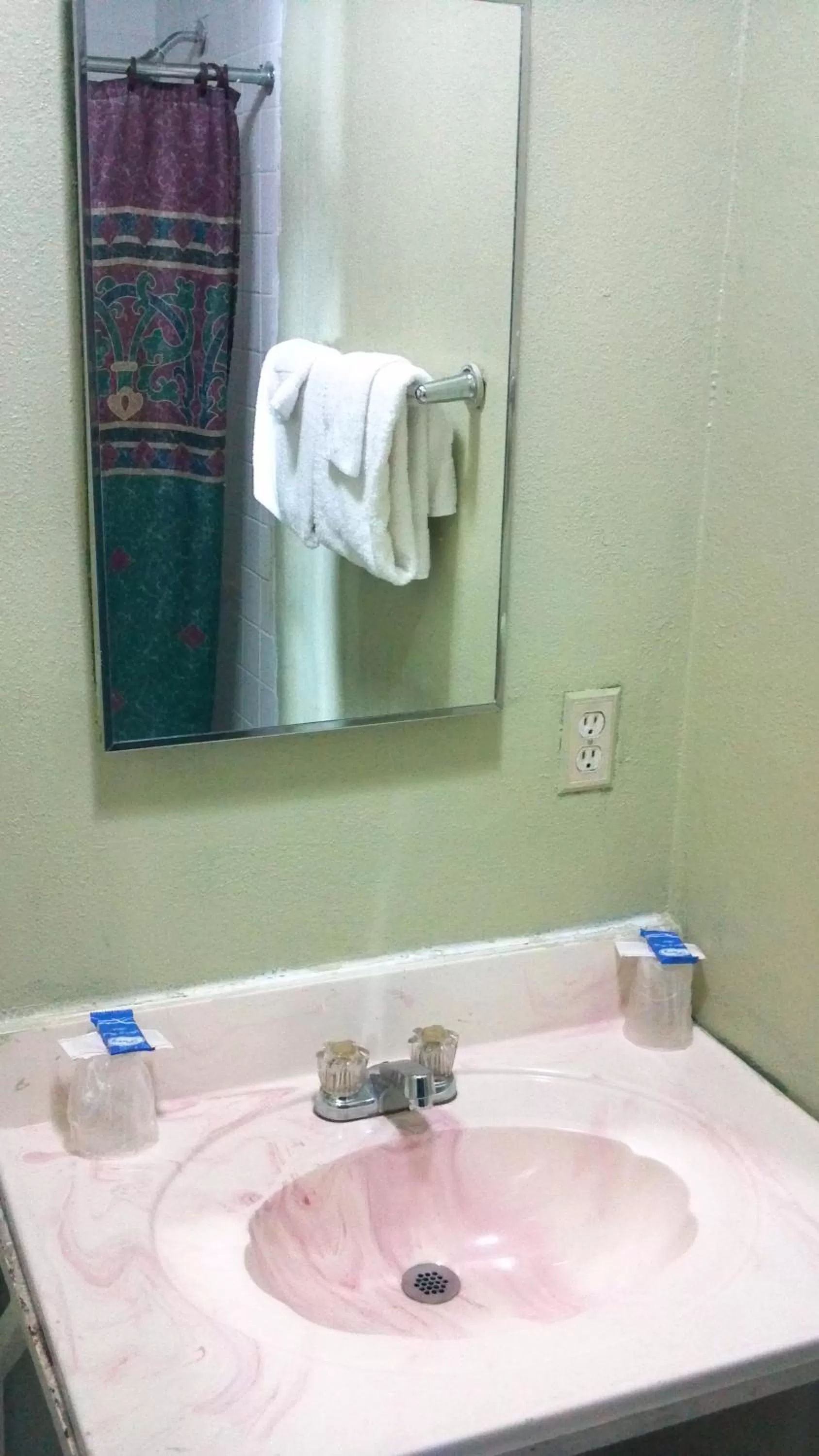 Bathroom in Travel Eagle Inn Motel