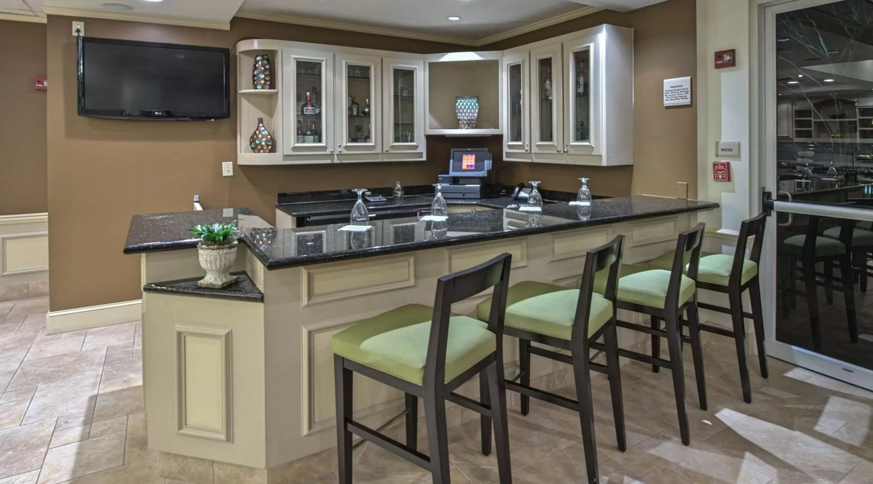 Lounge or bar, Kitchen/Kitchenette in Hilton Garden Inn Huntsville/Space Center