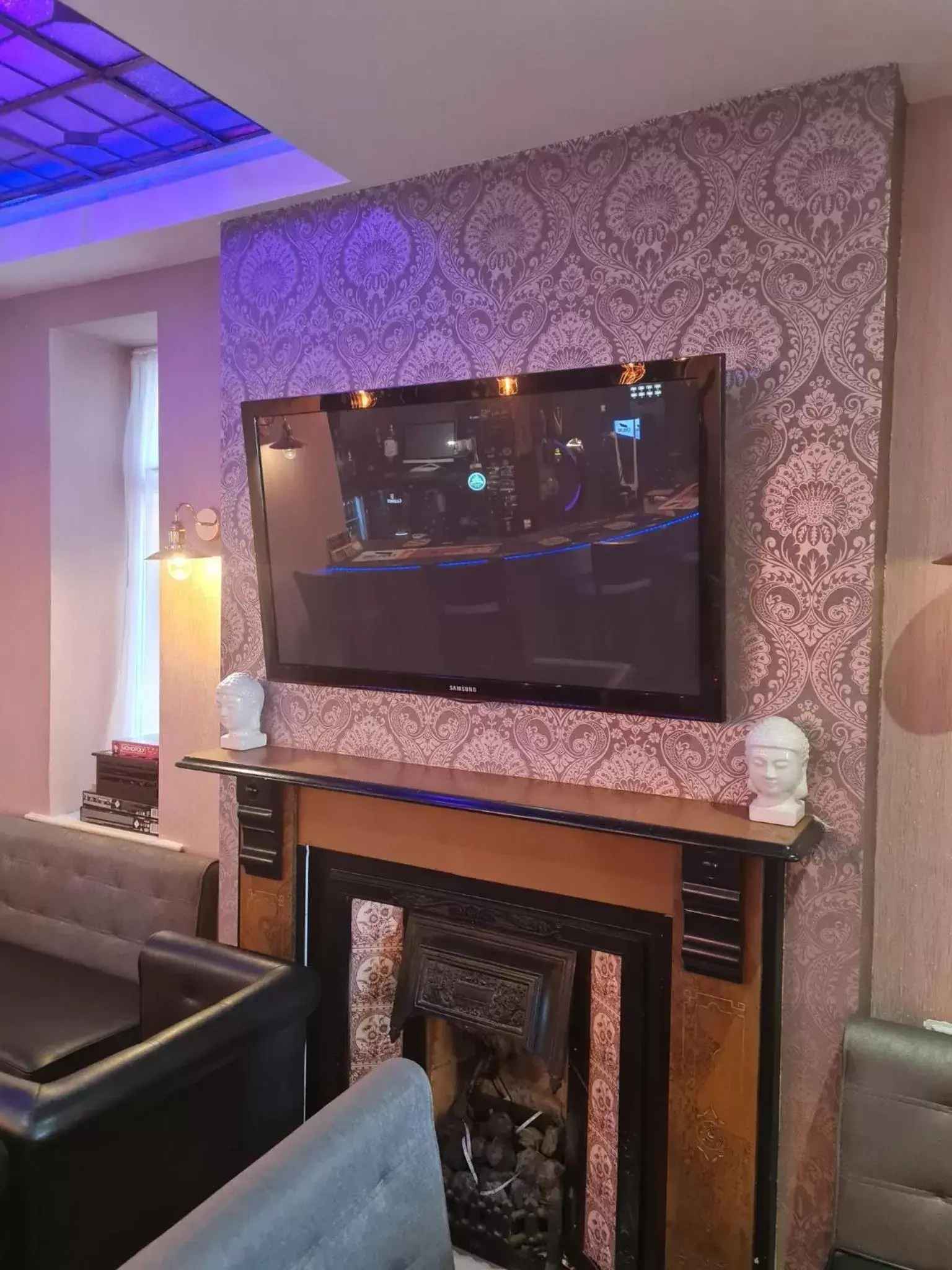 Lounge or bar, TV/Entertainment Center in Queens Plaza Hotel