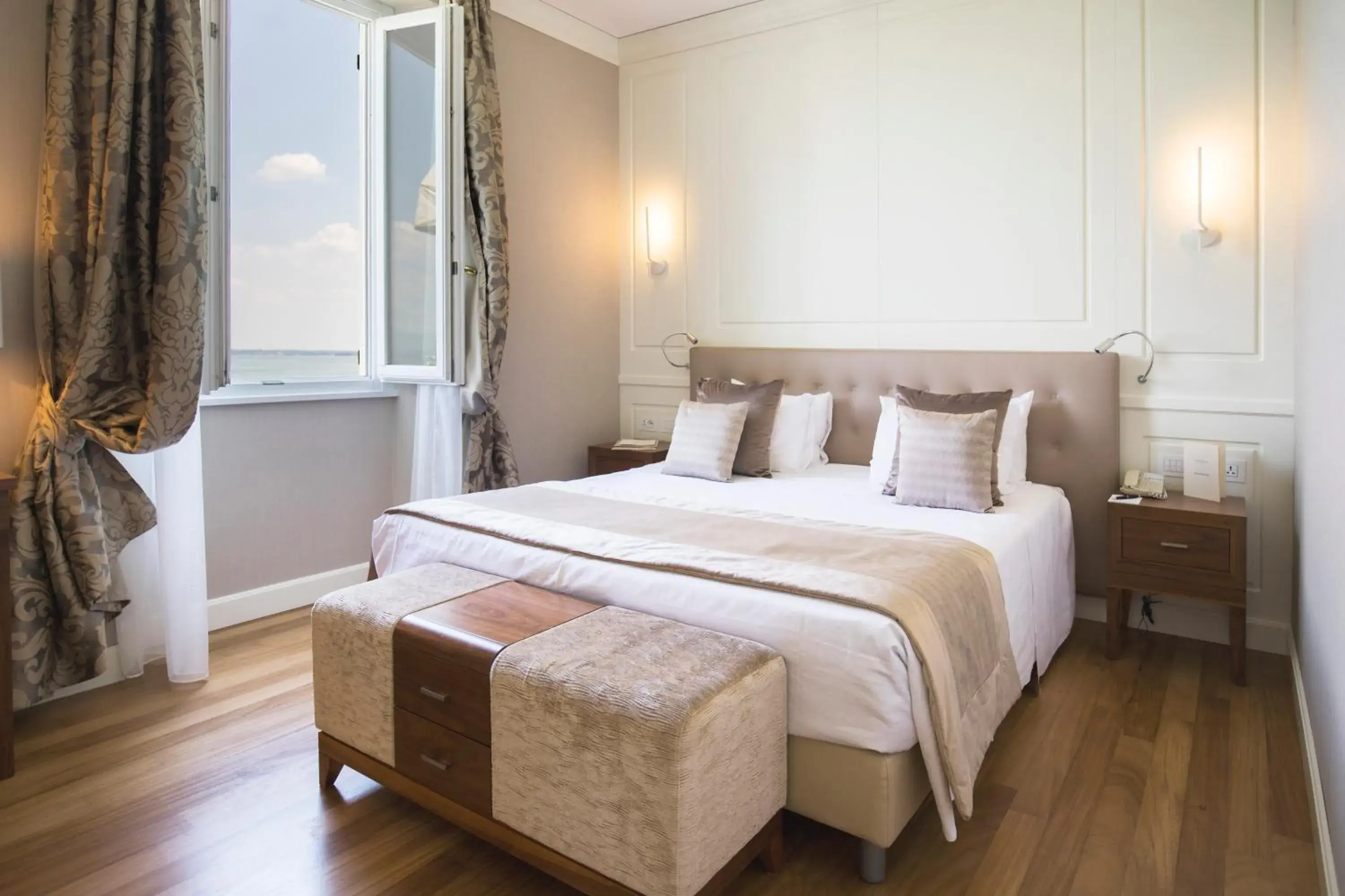 Balcony/Terrace, Bed in Grand Hotel Terme Sirmione Balcony/Terrace, Bed in Grand Hotel Terme Sirmione