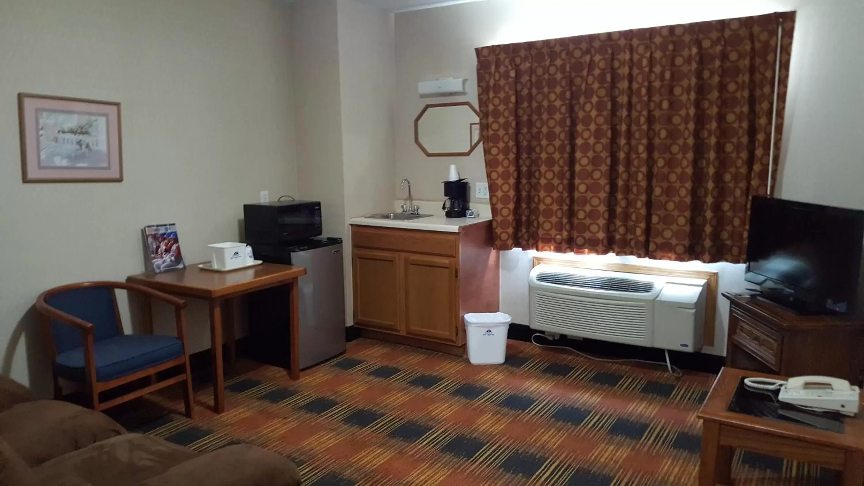 Living room, TV/Entertainment Center in Americas Best Value Inn and Suites - Nevada