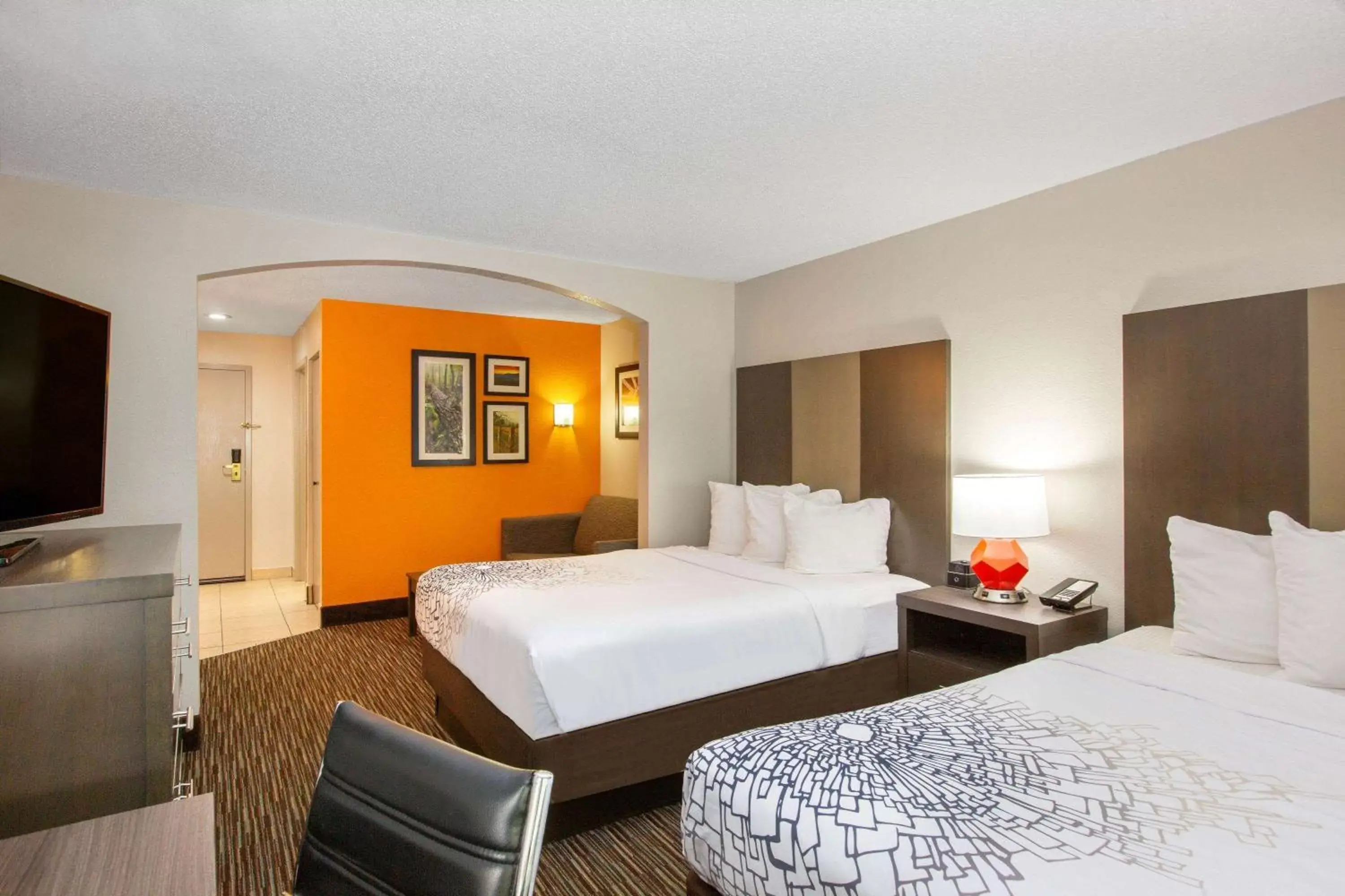 Photo of the whole room, Bed in La Quinta Inn by Wyndham Pigeon Forge-Dollywood