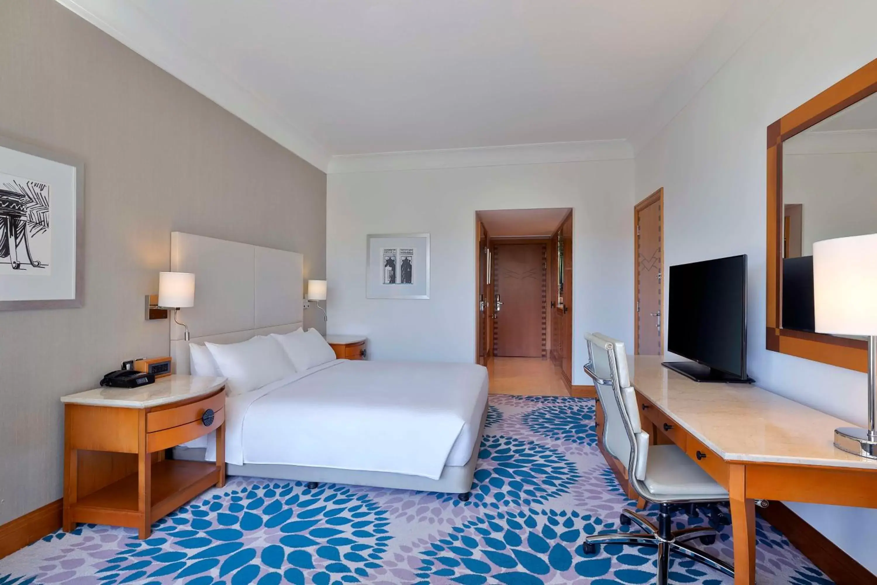 Bedroom, TV/Entertainment Center in Hilton Dubai Jumeirah
