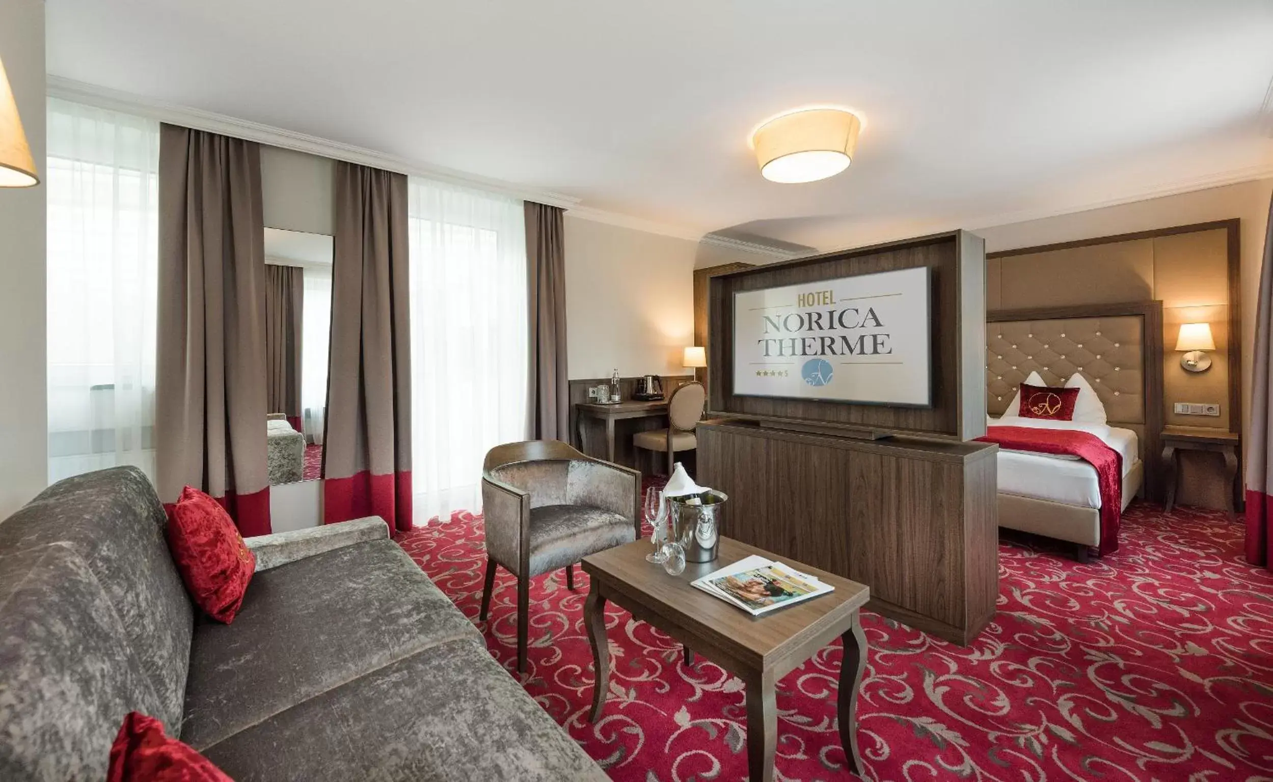 TV and multimedia, Seating Area in Hotel Norica - Thermenhotels Gastein mit dem Bademantel direkt in die Therme