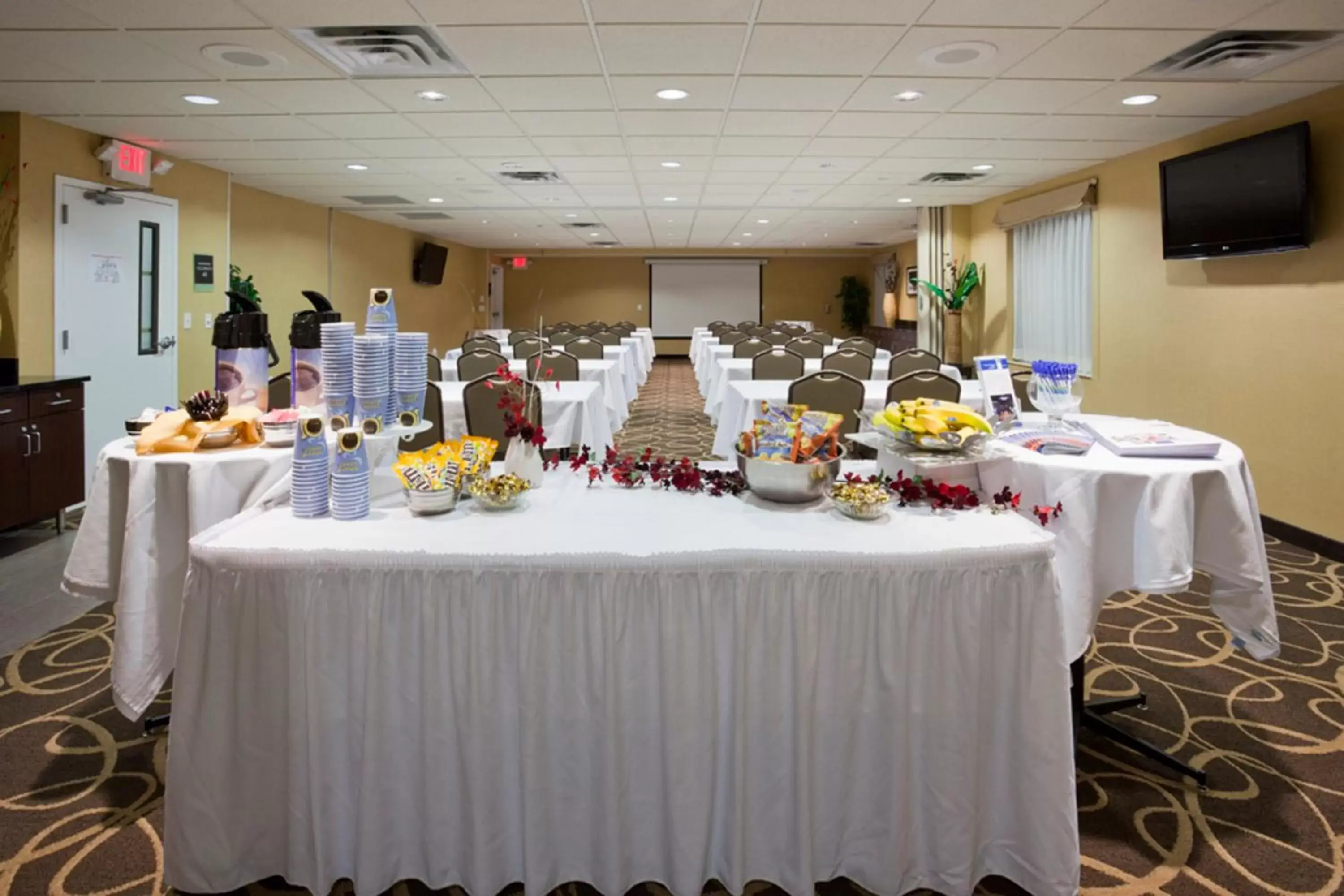 Meeting/conference room in Holiday Inn Express Hotel & Suites Rogers, an IHG Hotel