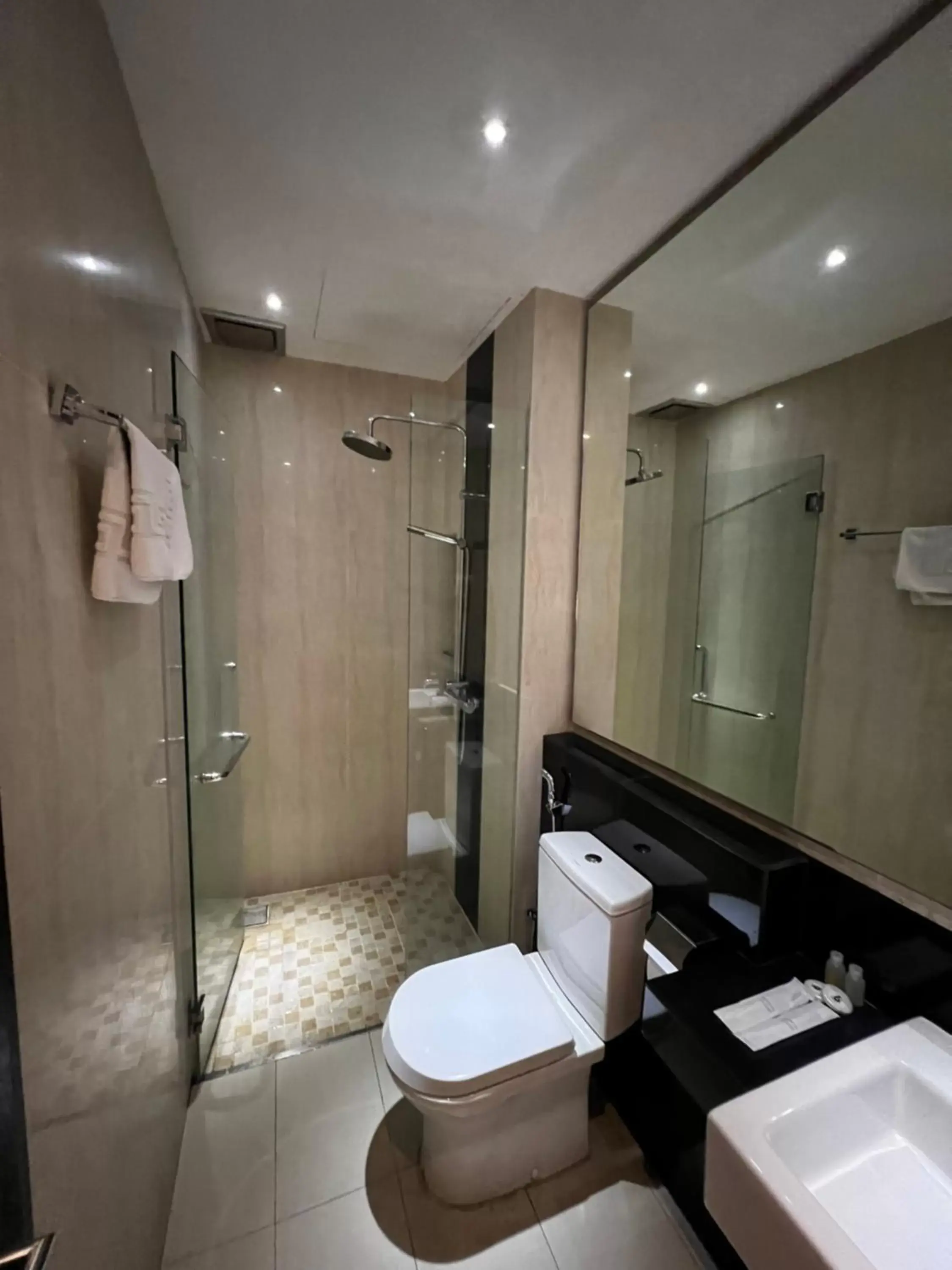 Shower, Bathroom in MIO BOUTIQUE Hotel