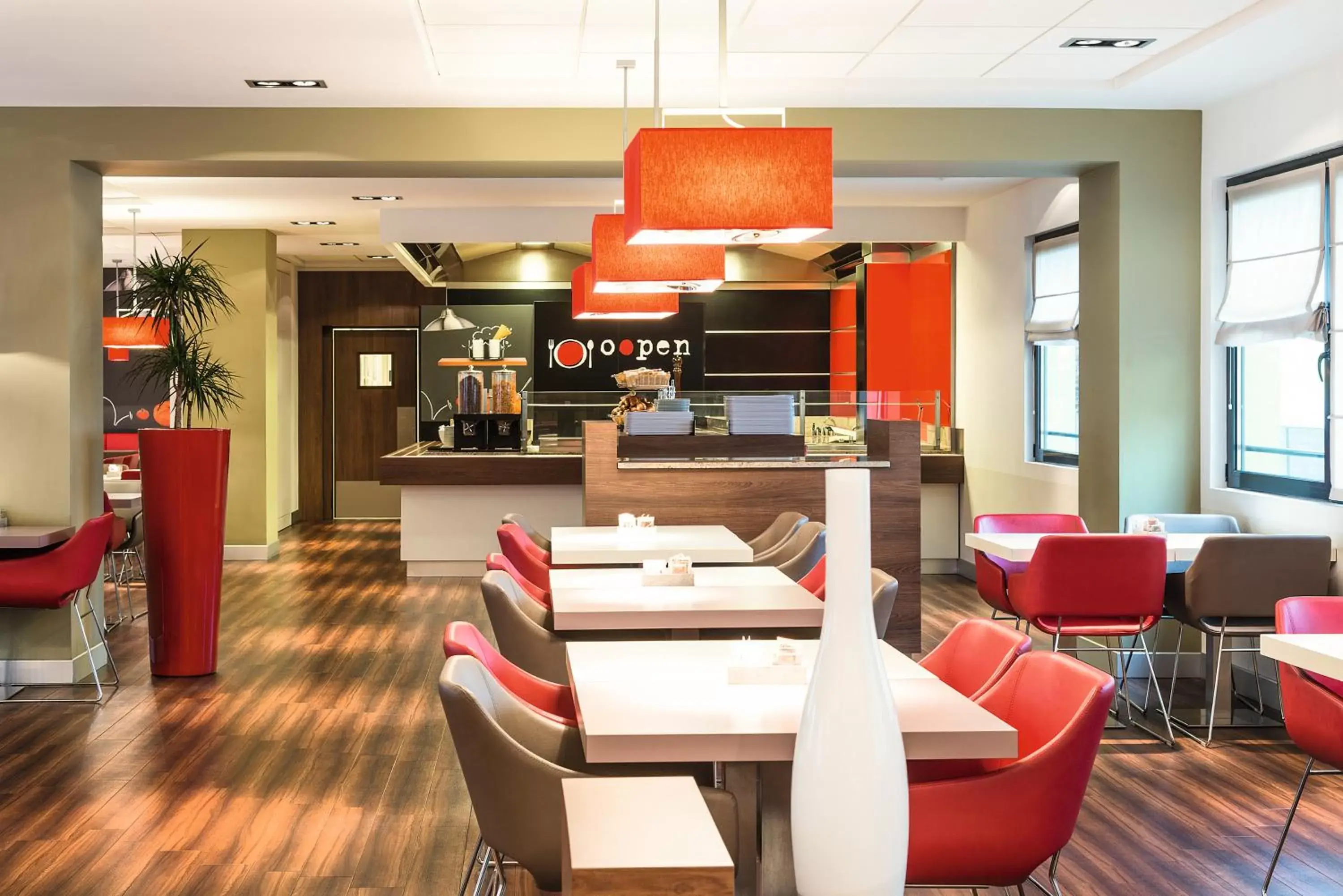 Lounge or bar, Restaurant/Places to Eat in Hotel Ibis Milano Malpensa