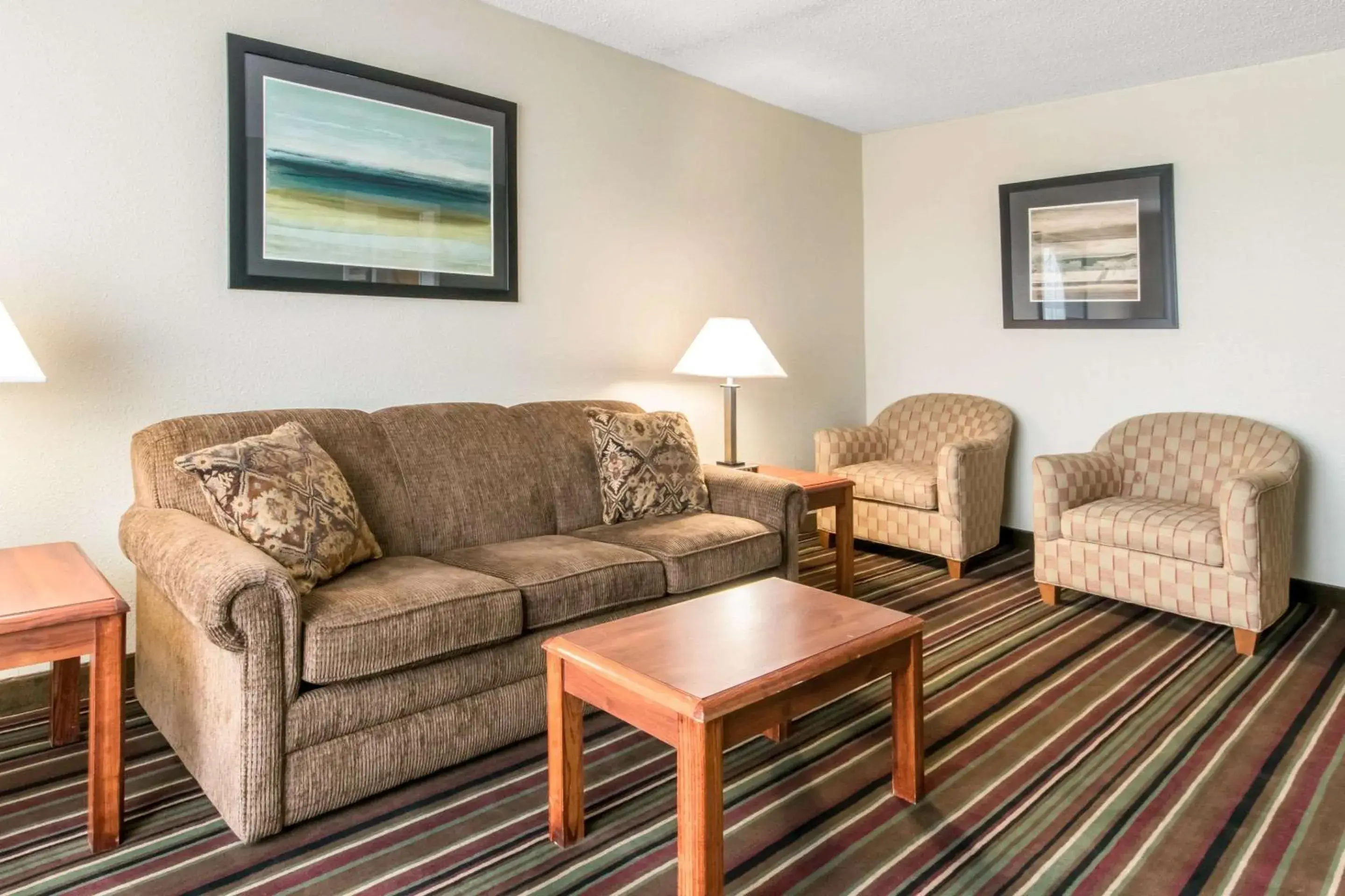 Photo of the whole room, Seating Area in Quality Inn & Suites - Horse Cave