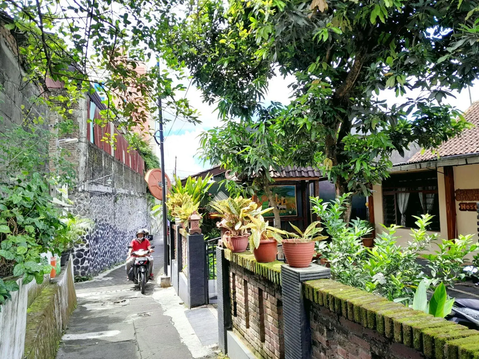 Quiet street view in Ngampilan Backpacker Hostel