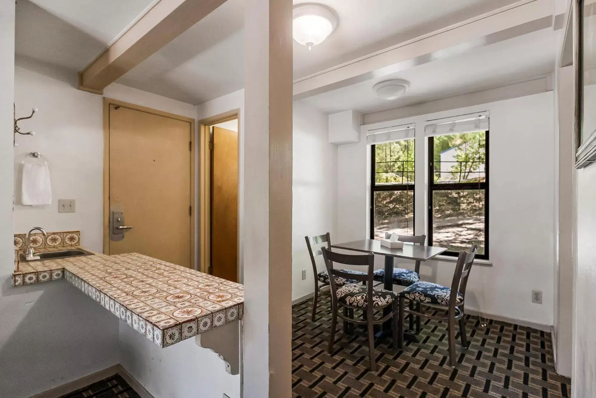 View (from property/room), Dining Area in Northern Queen Inn