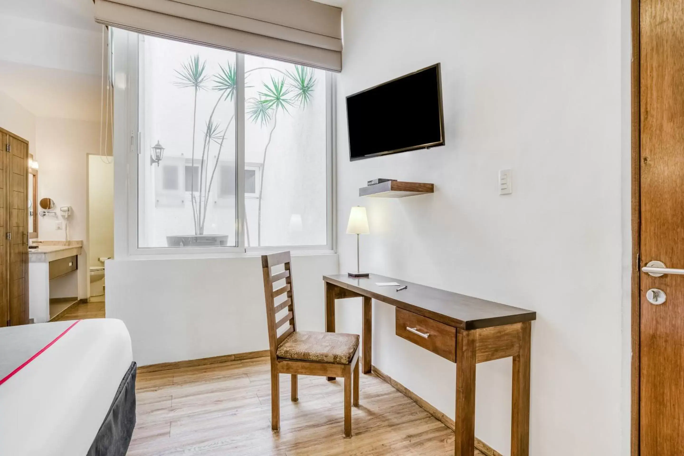 Bedroom, TV/Entertainment Center in Hotel Quinta Allende