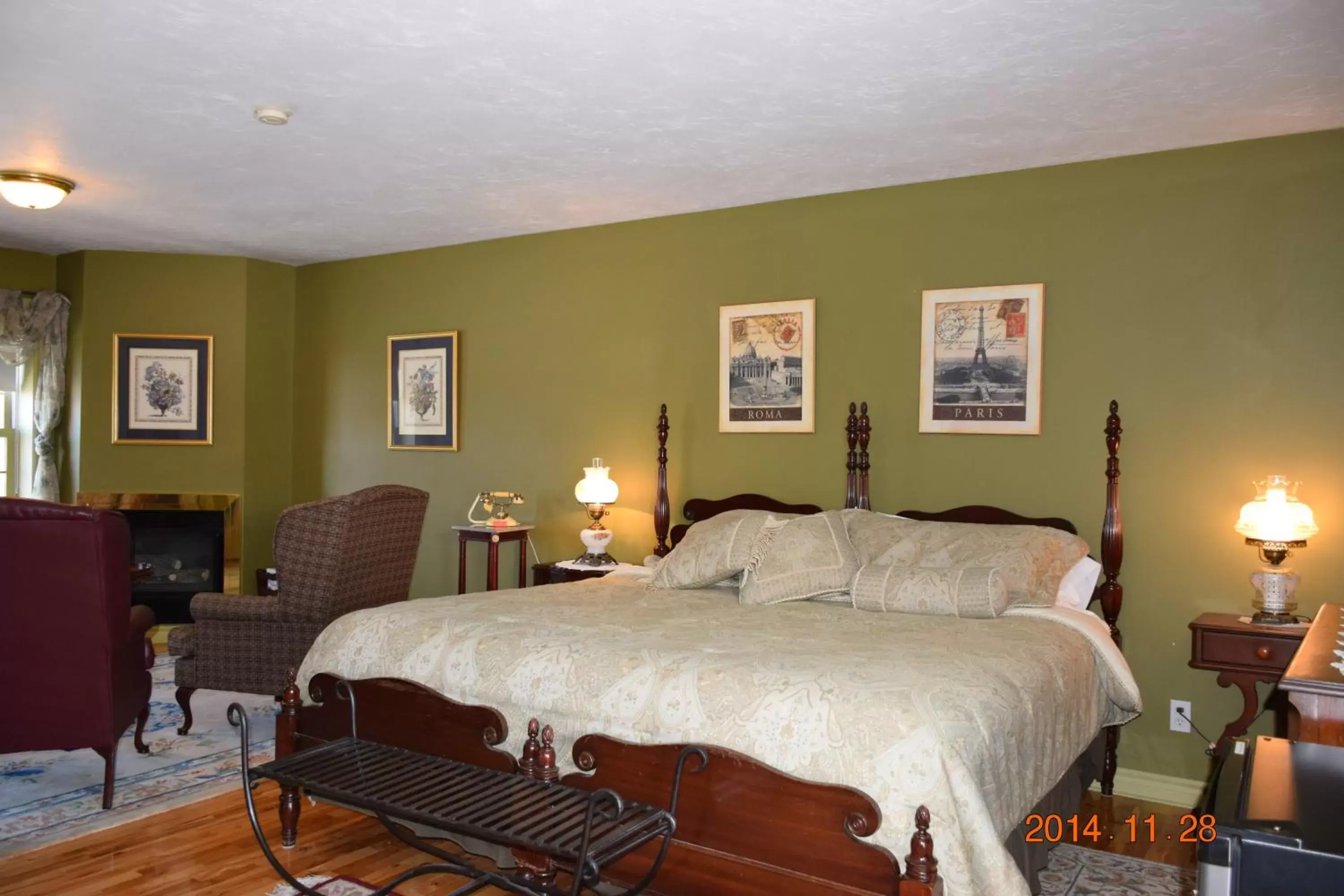 Photo of the whole room, Bed in Auberge Wild Rose Inn