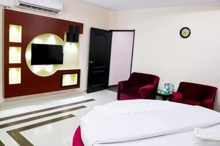 TV/Entertainment Center in Hotel Grace inn