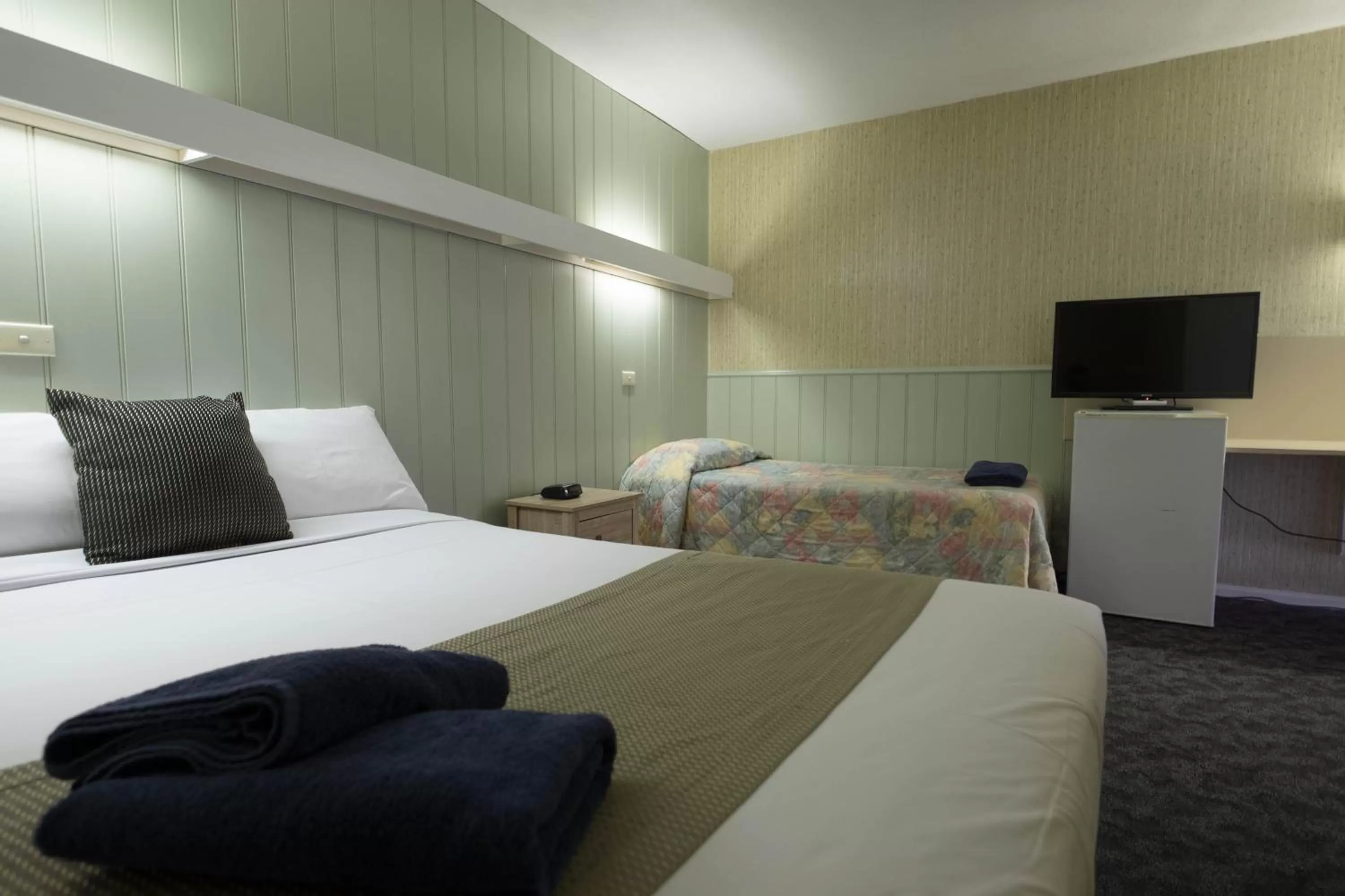 Bed in Pioneer Station Motor Inn