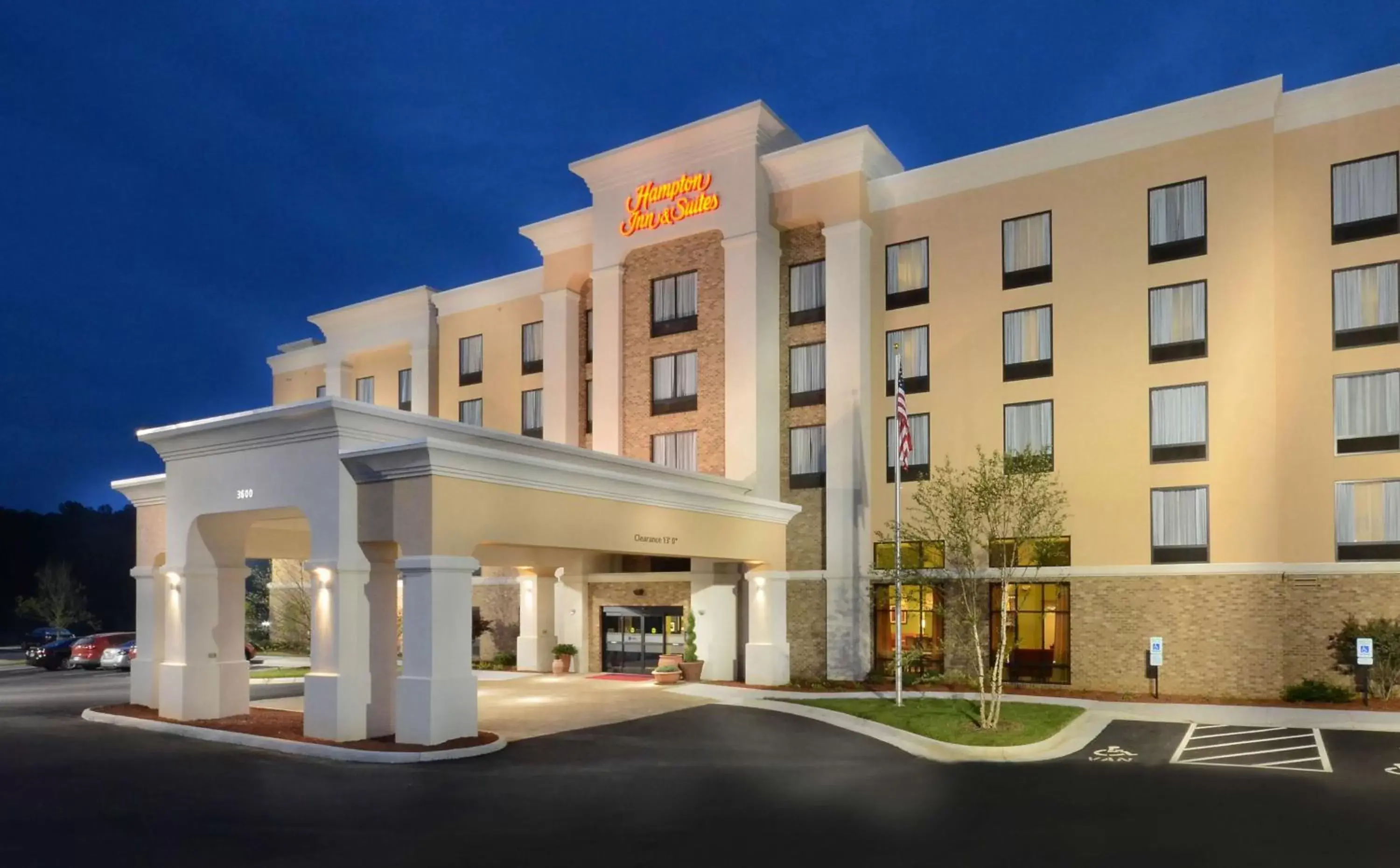 Property Building in Hampton Inn and Suites Lynchburg