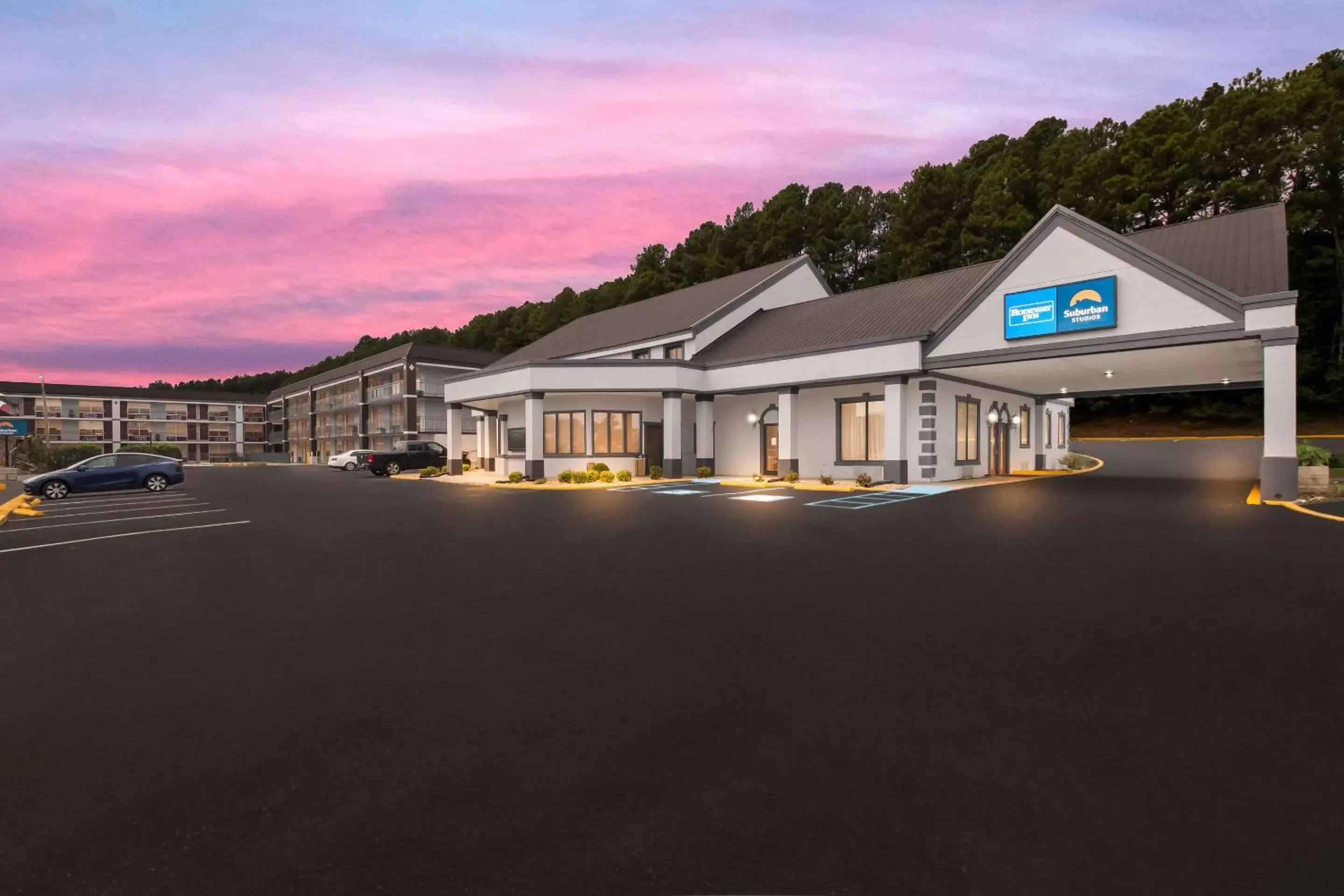 Property building in Rodeway Inn Cleveland TN I-75 Property building in Rodeway Inn Cleveland TN I-75