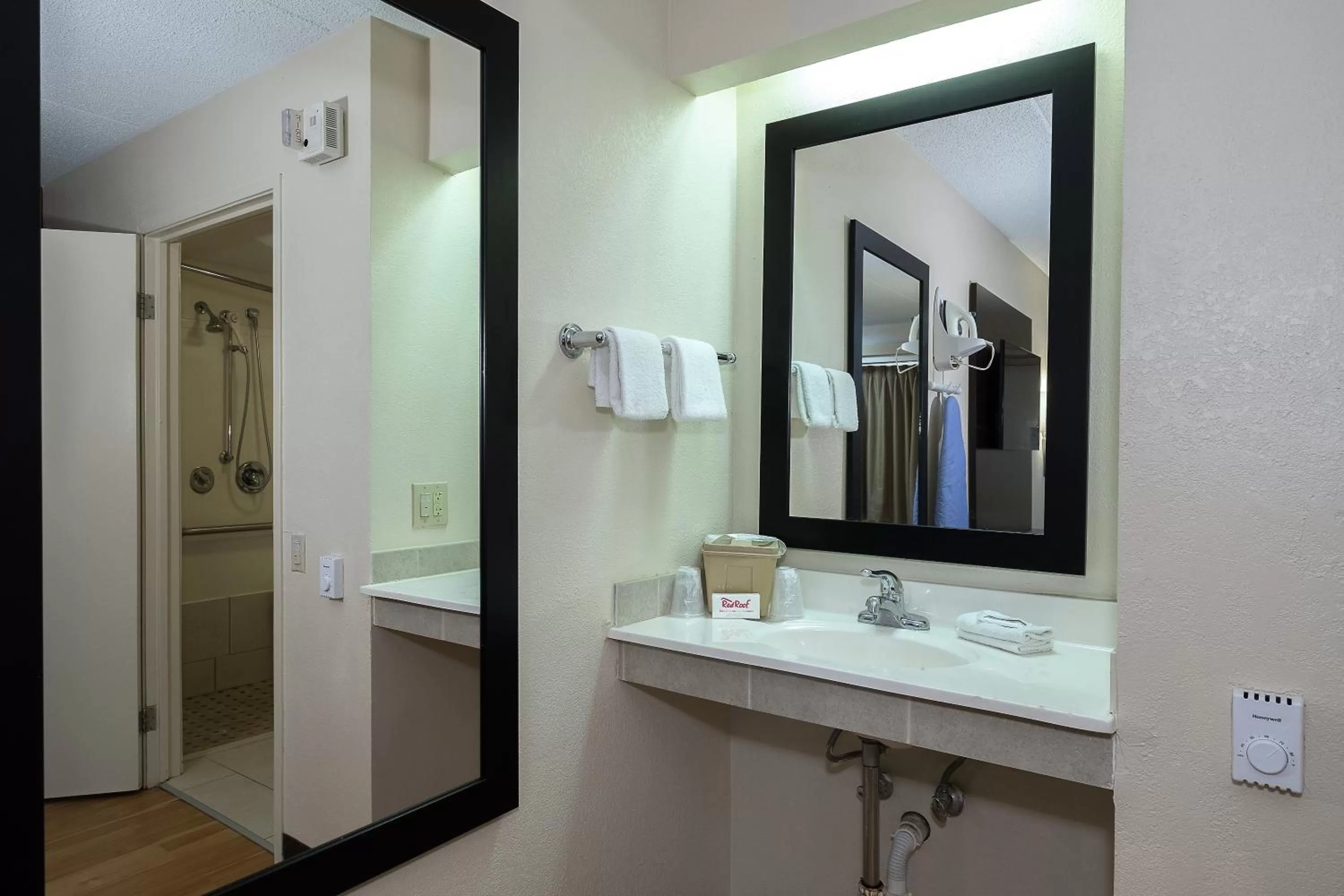 Bathroom in Red Roof Inn Cincinnati East - Beechmont