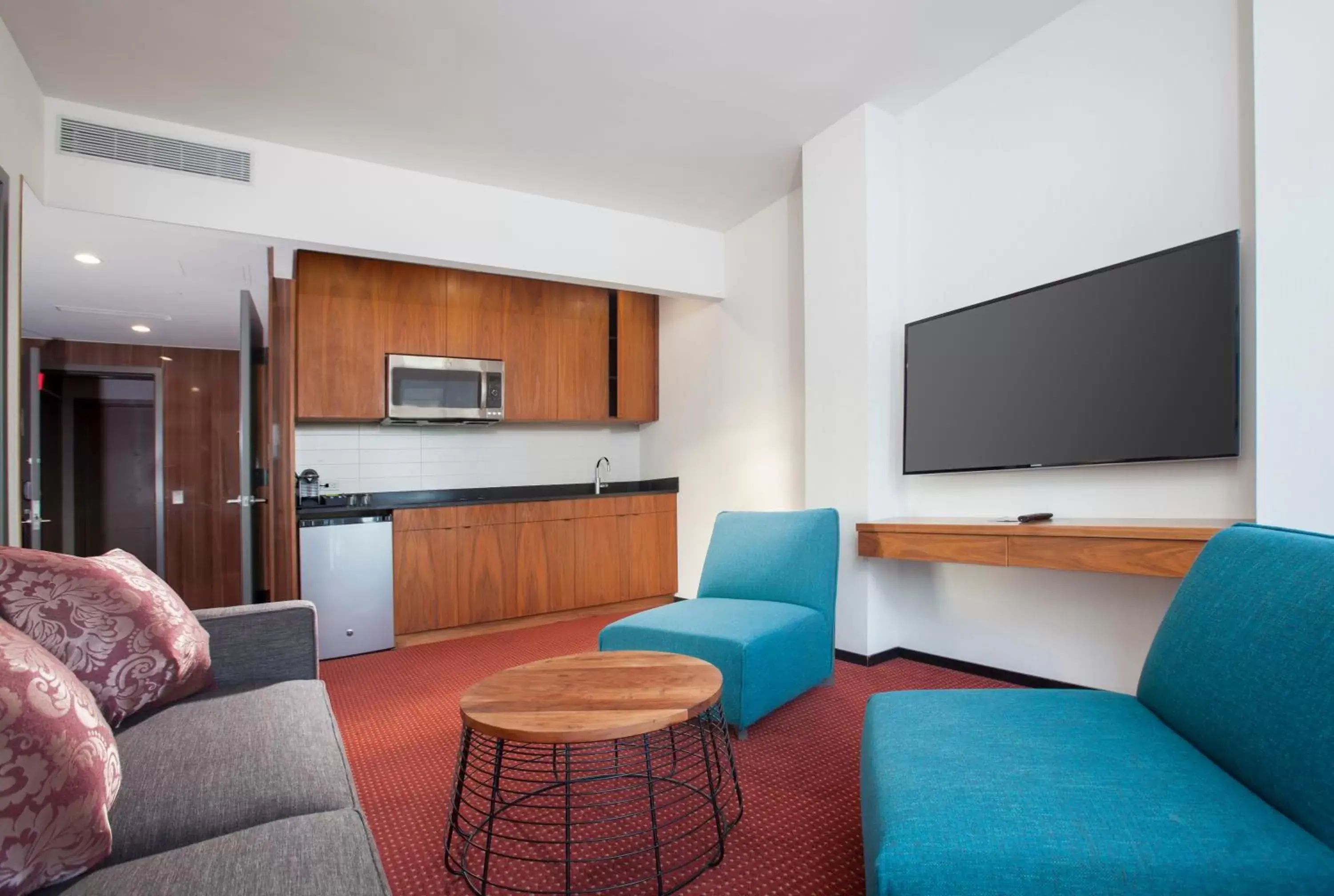 Kitchen or kitchenette, Seating Area in The Parc Hotel