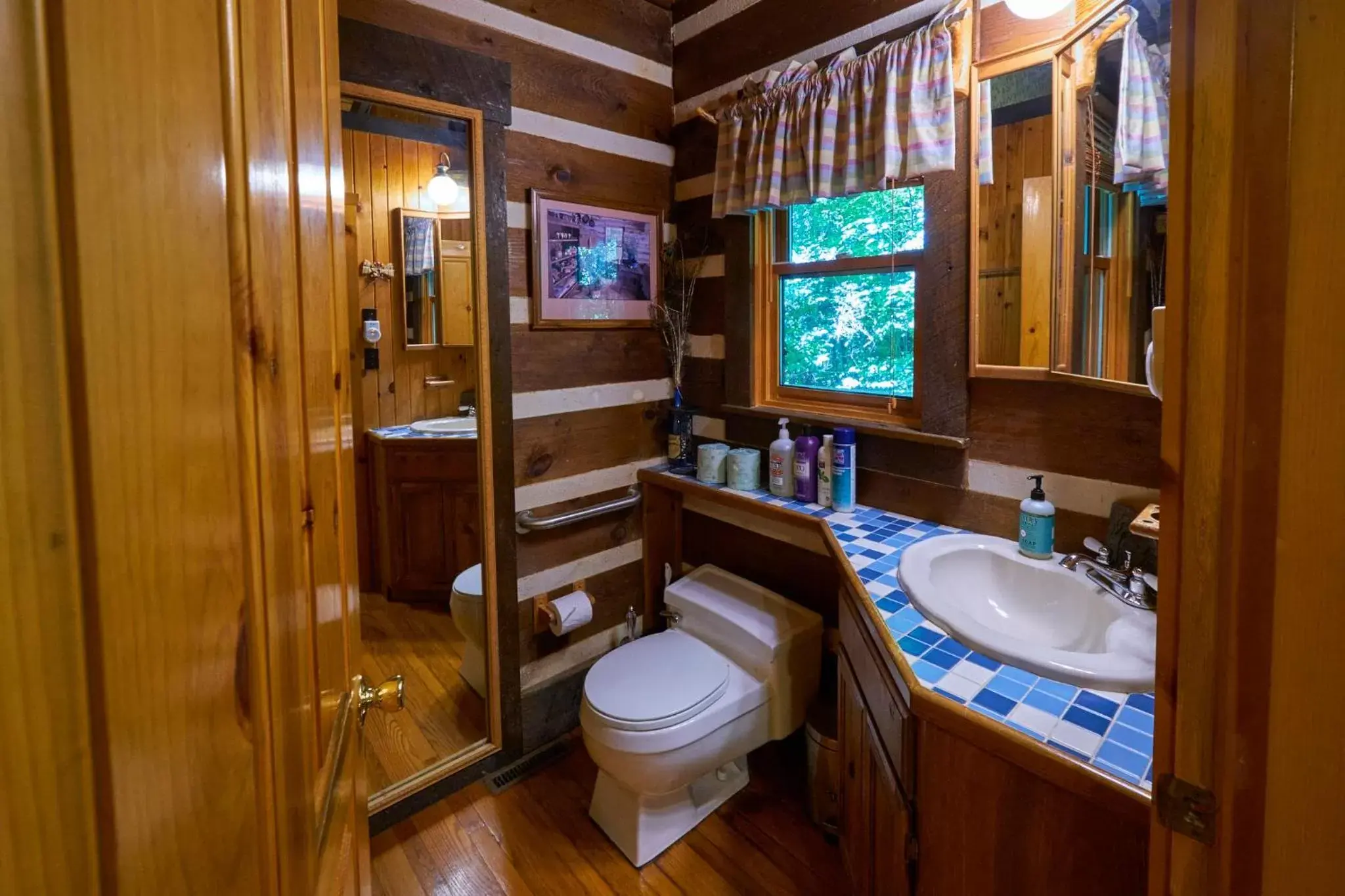 Bathroom in Creekwalk Inn Bed and Breakfast with Cabins