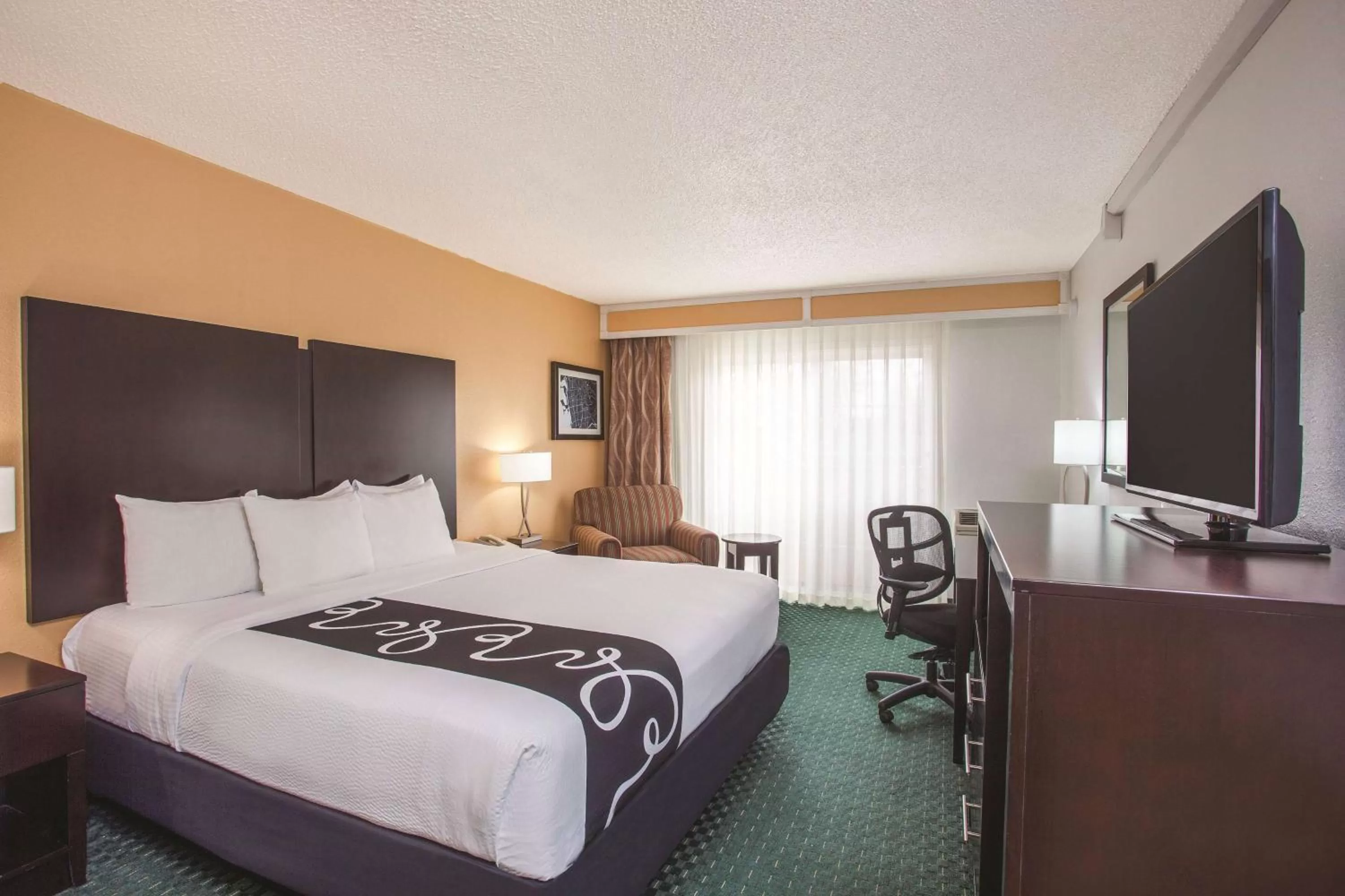 Photo of the whole room, Bed in La Quinta Inn by Wyndham Berkeley