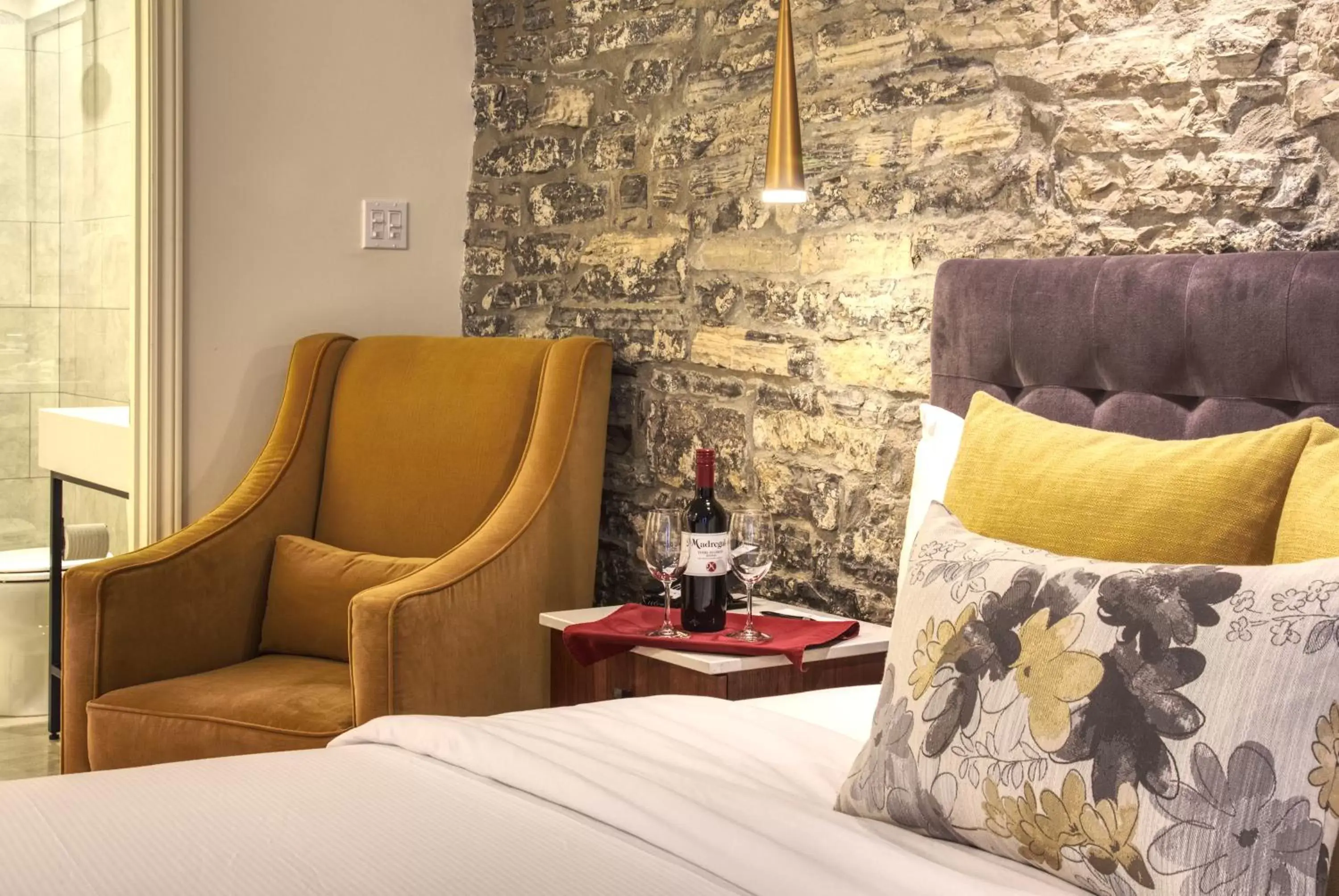 Bathroom, Bed in Hotel Manoir D'Auteuil