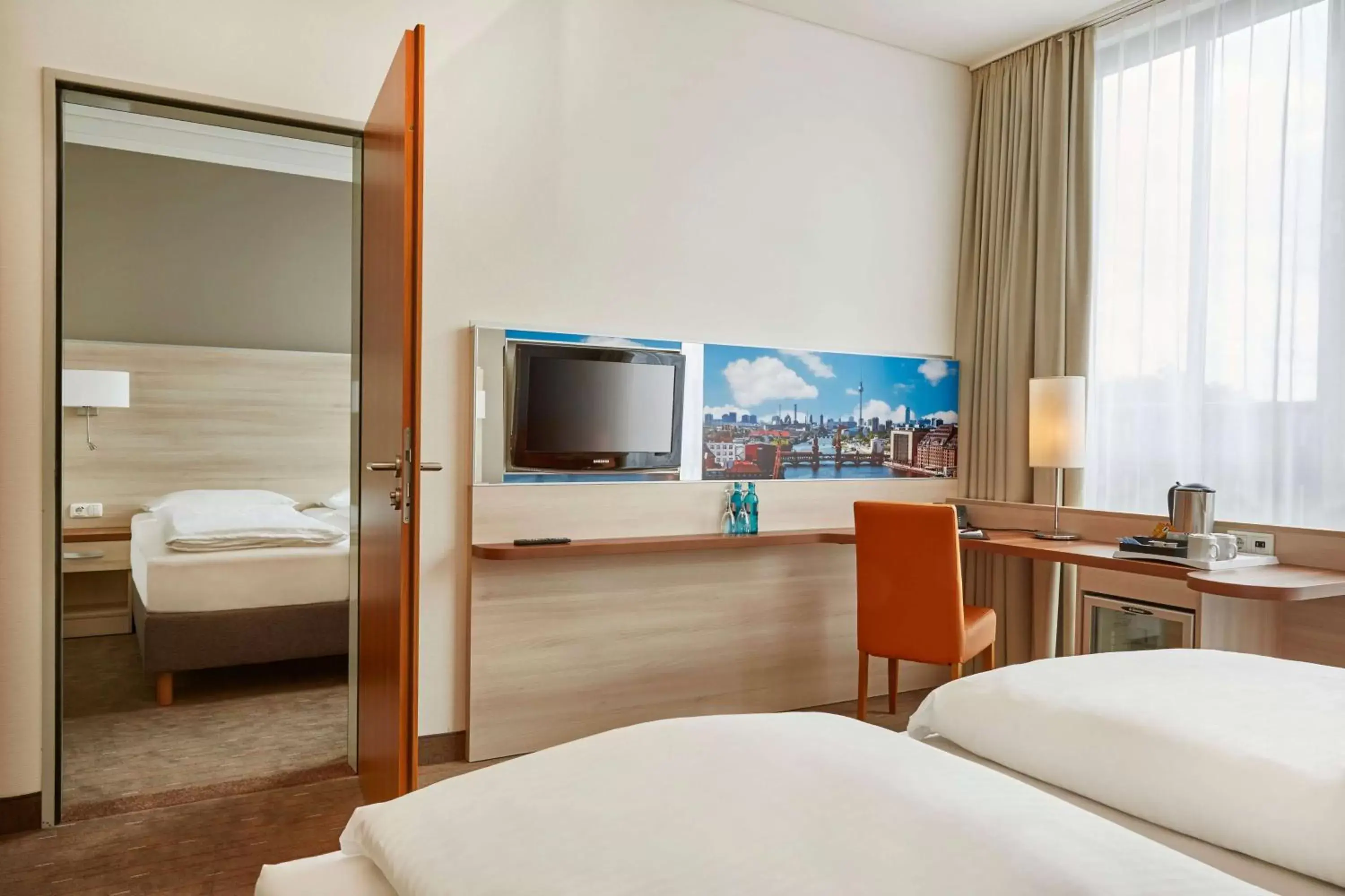 Photo of the whole room, TV/Entertainment Center in H+ Hotel Berlin Mitte