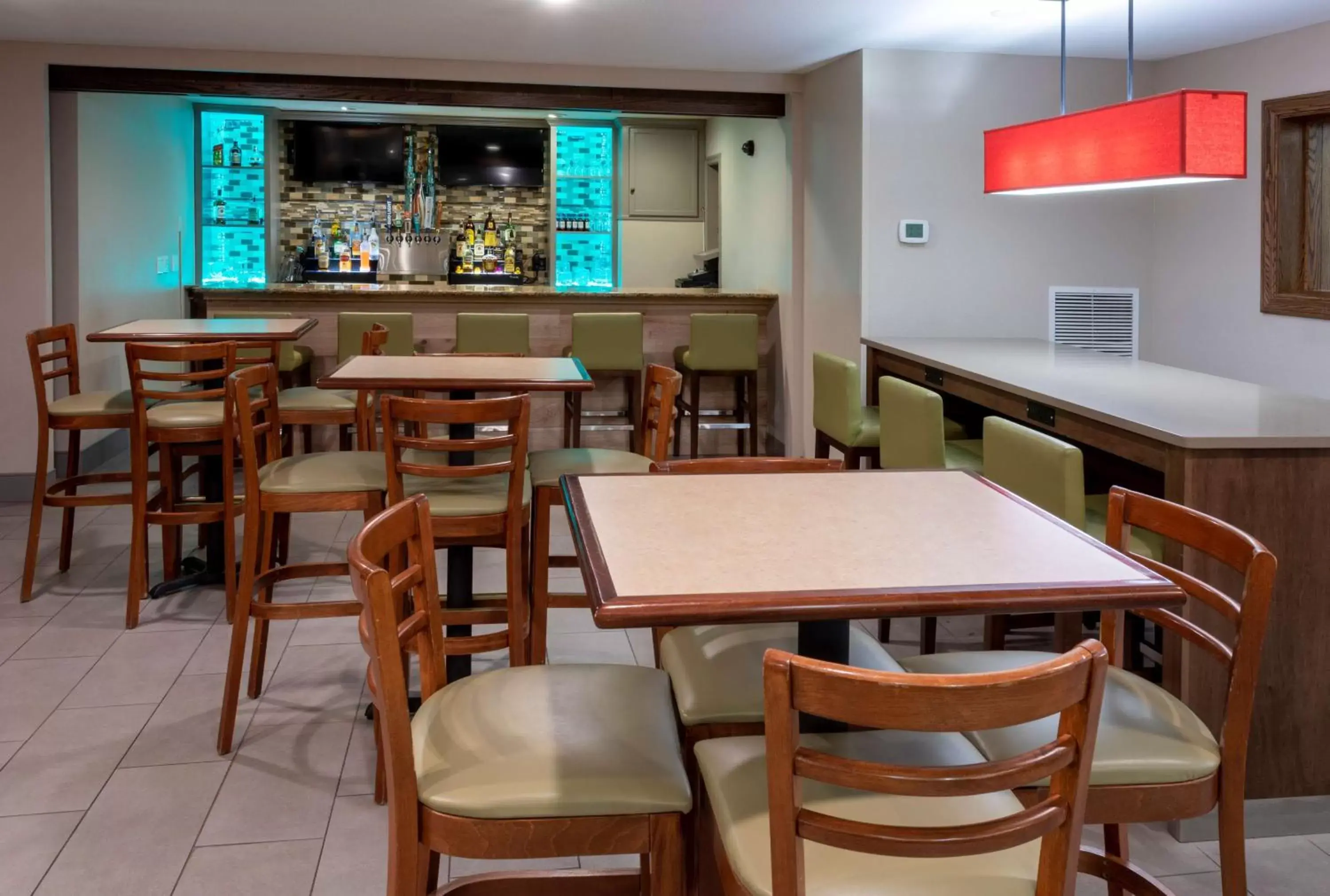 Lounge or bar, Restaurant/Places to Eat in Country Inn & Suites by Radisson, Fargo, ND