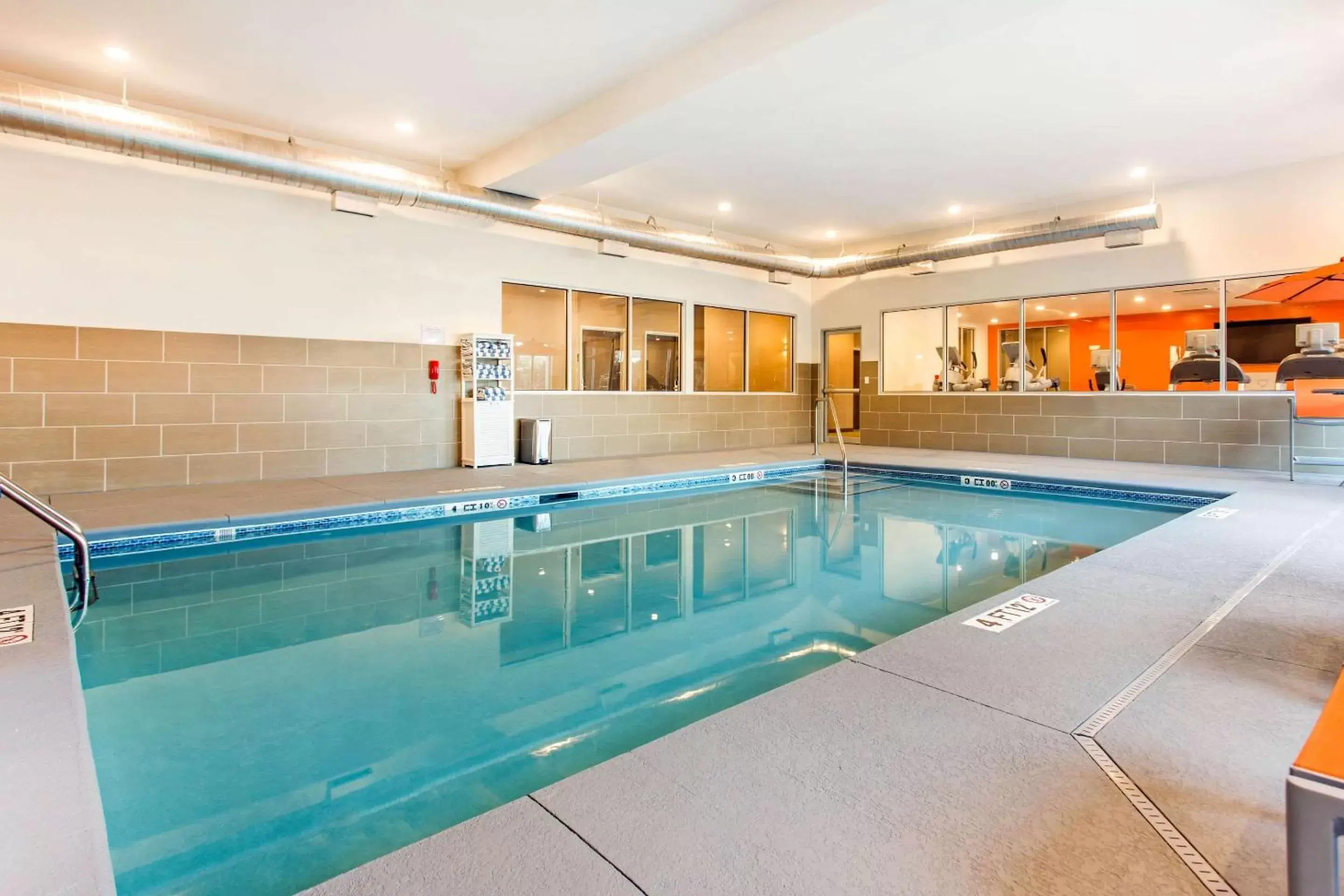 On site, Swimming Pool in Comfort Suites North Charleston - Ashley Phosphate
