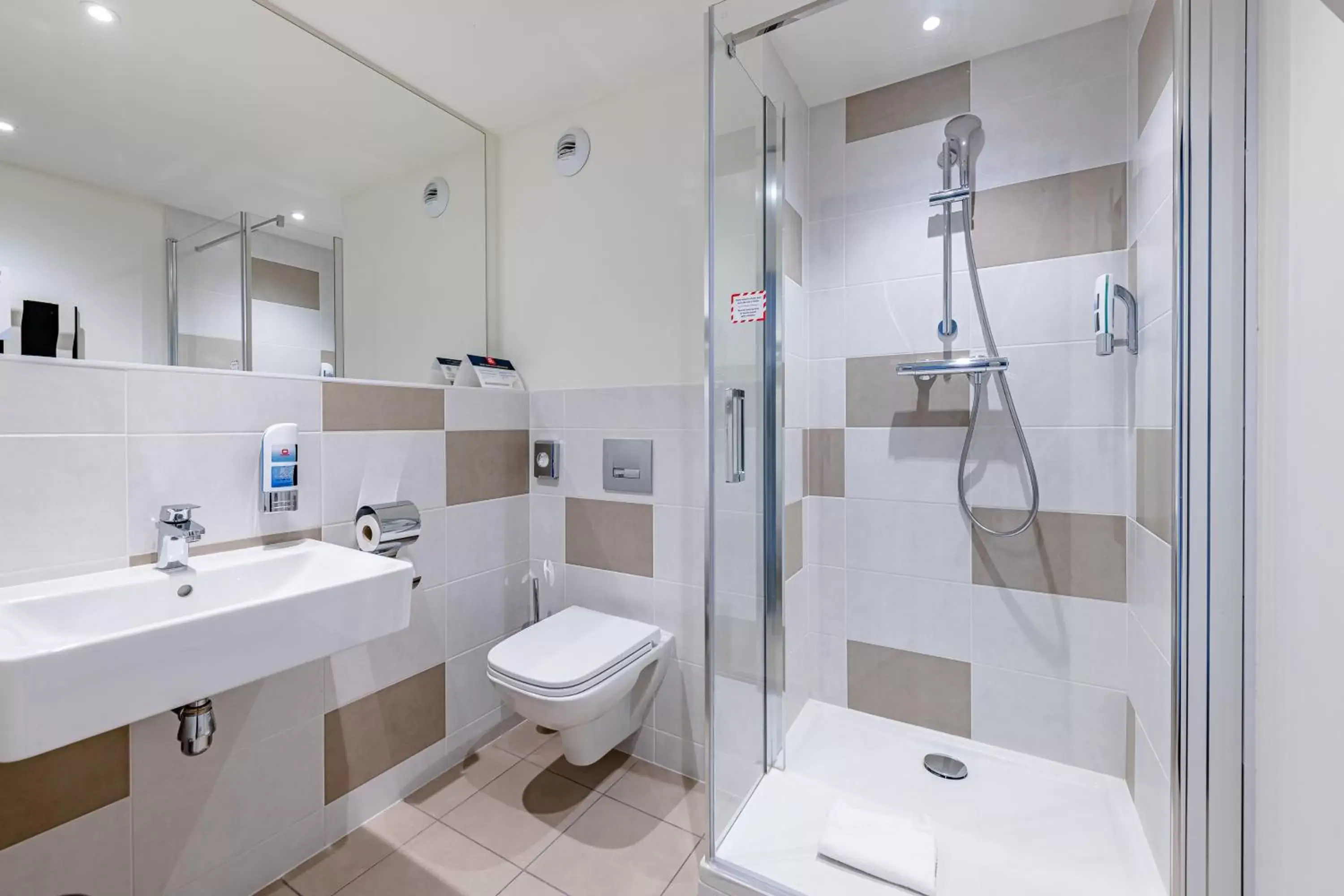 Bathroom in MEININGER Hotel Bordeaux Gare Saint-Jean