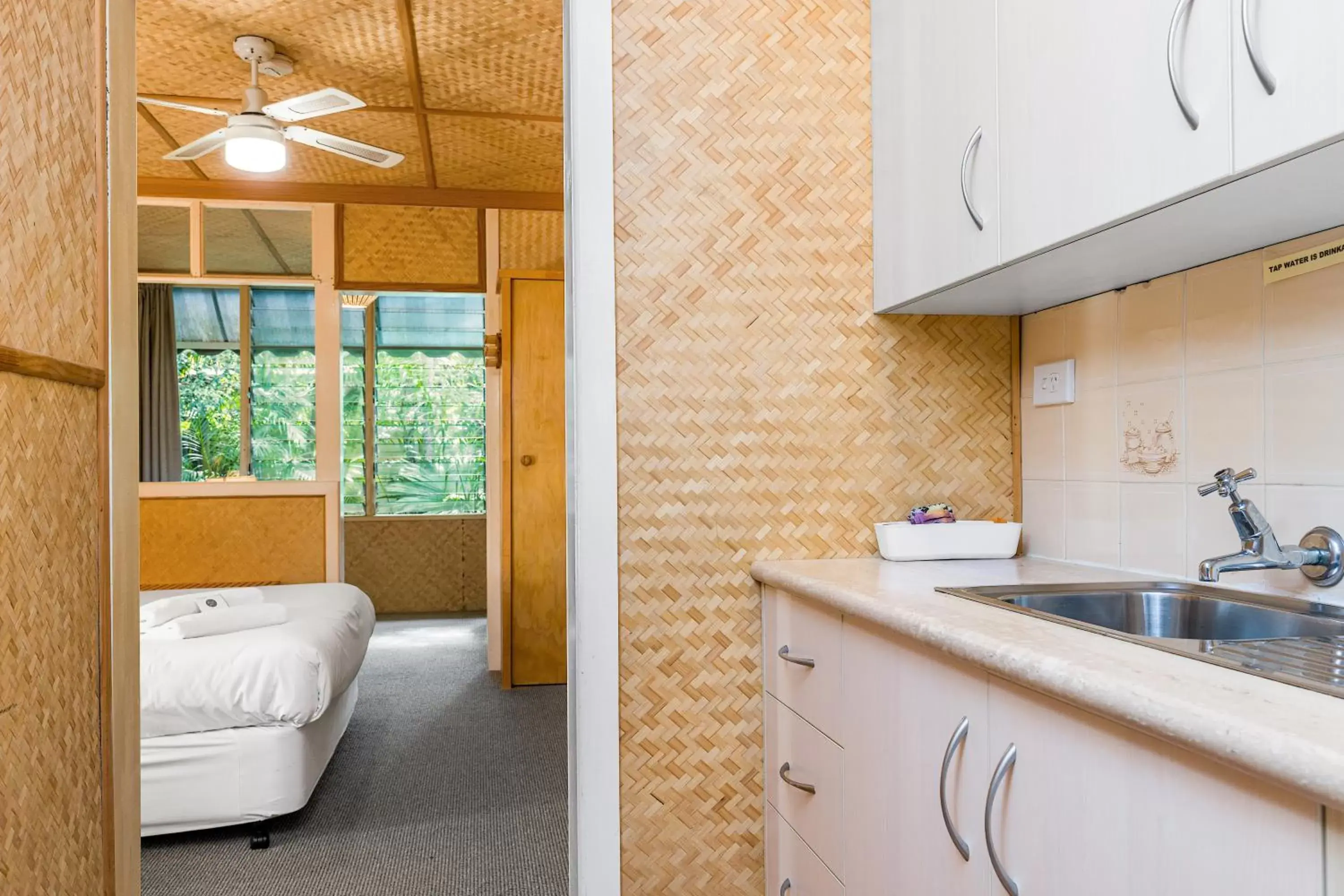 Kitchen/Kitchenette in Tallow Beach Motel