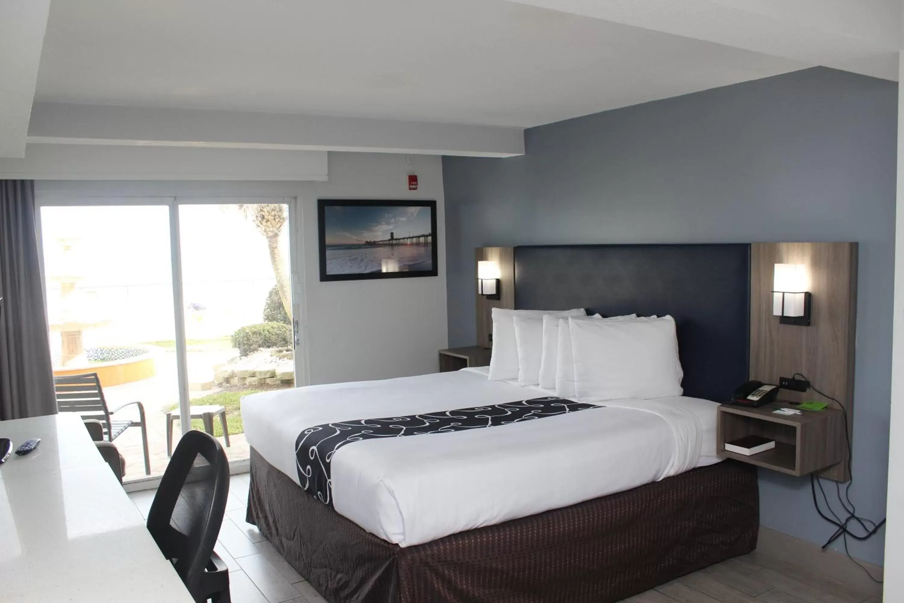 Bedroom, Bed in La Quinta by Wyndham Oceanfront Daytona Beach