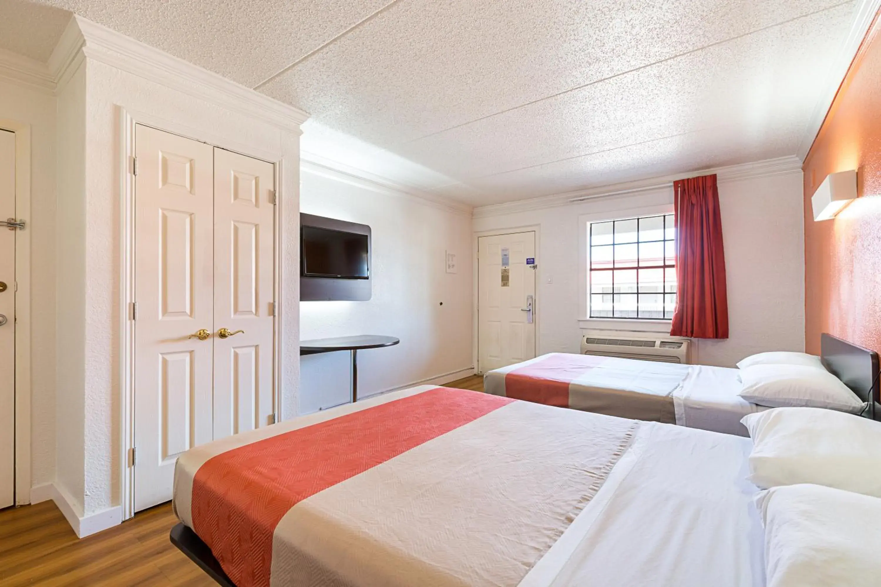 Bedroom, Bed in Motel 6-Dallas, TX - Market Center
