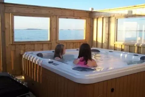 Hot Tub in Shallow Bay Motel & Cabins Conference Centre