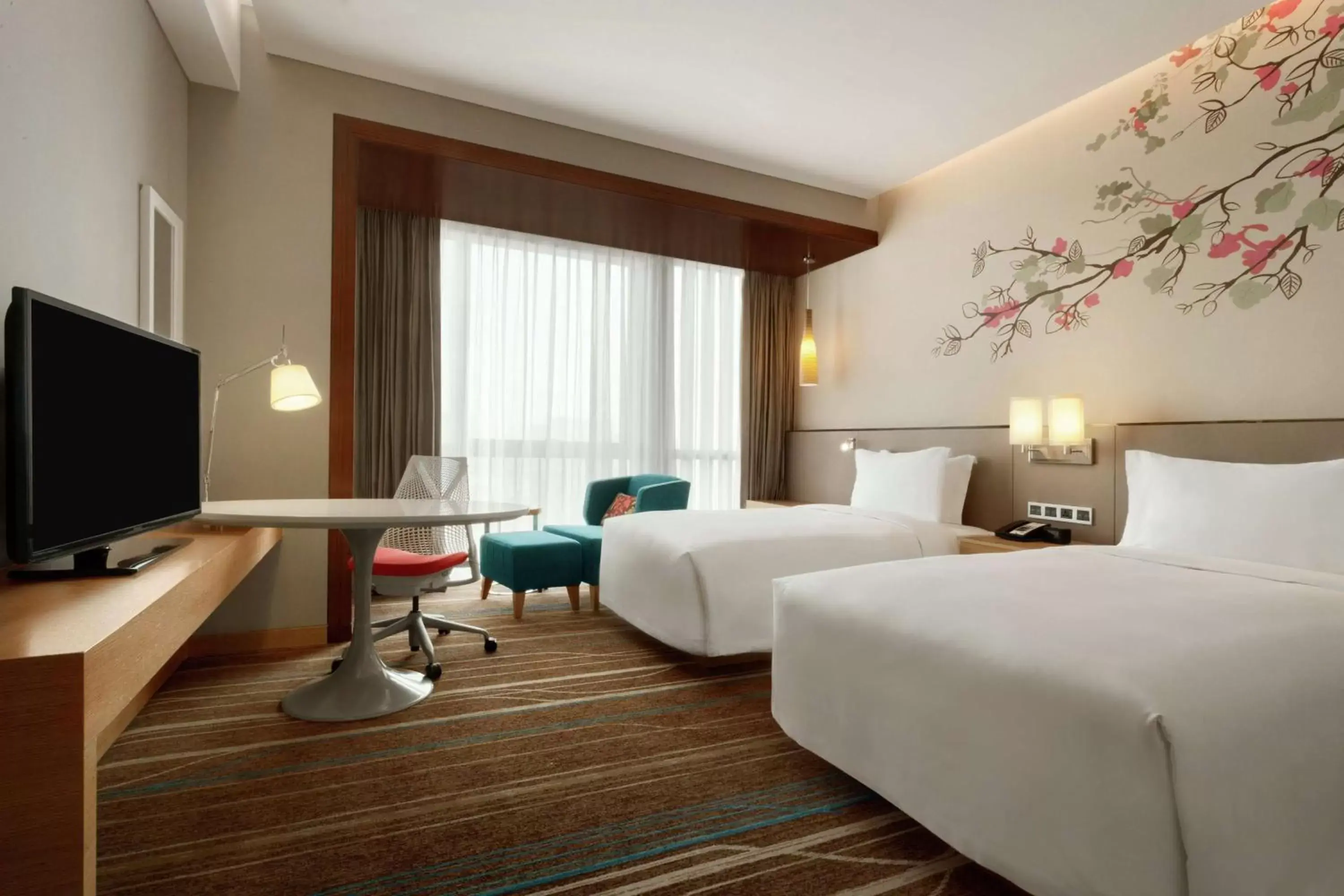 Bedroom, TV/Entertainment Center in Hilton Garden Inn Shenzhen Bao'an