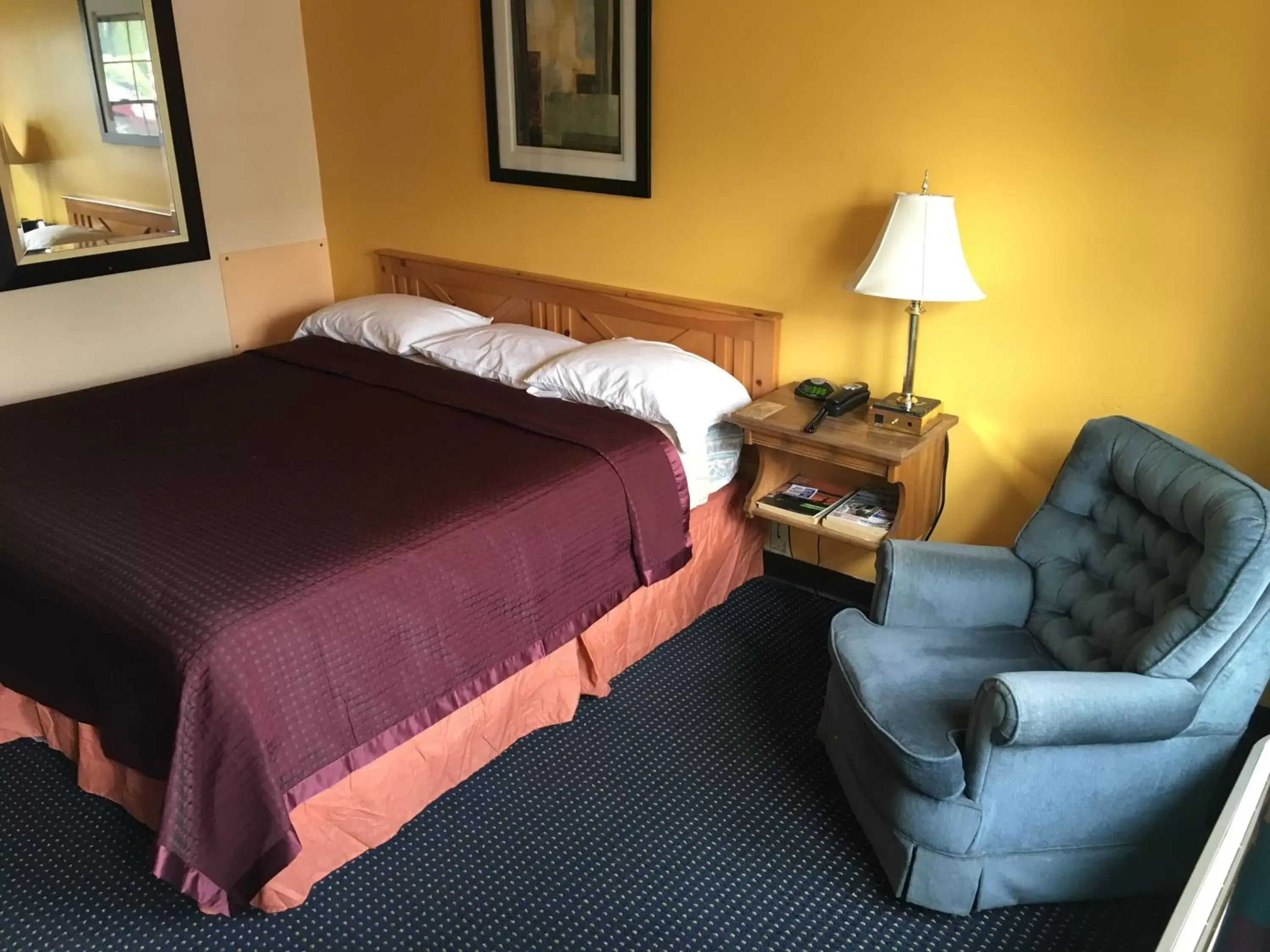 Photo of the whole room, Bed in Norwalk Inn