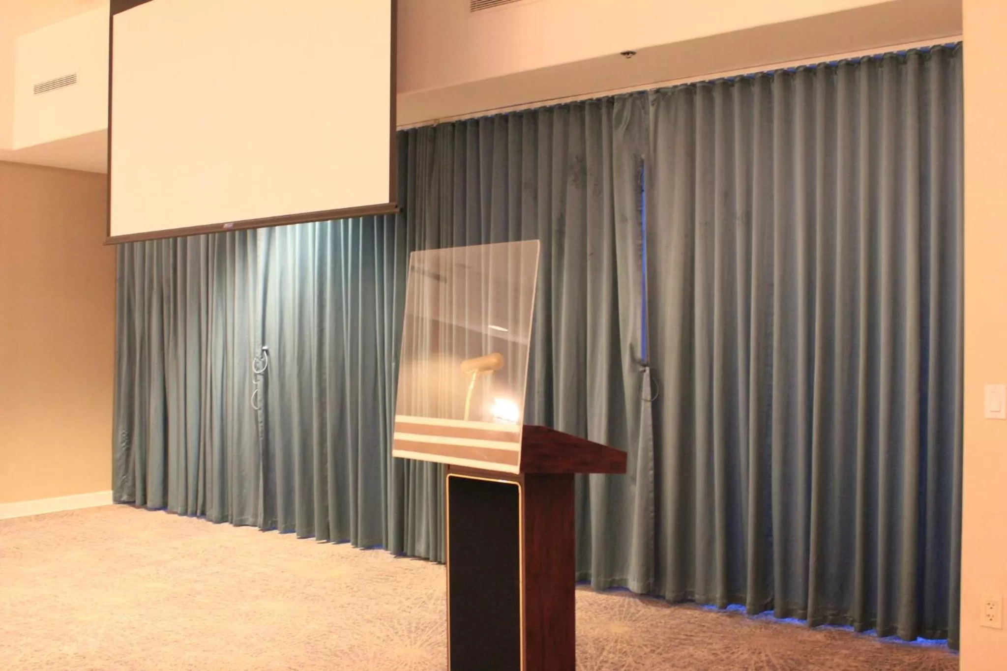 Meeting/conference room in Holiday Inn Miami Beach-Oceanfront by IHG