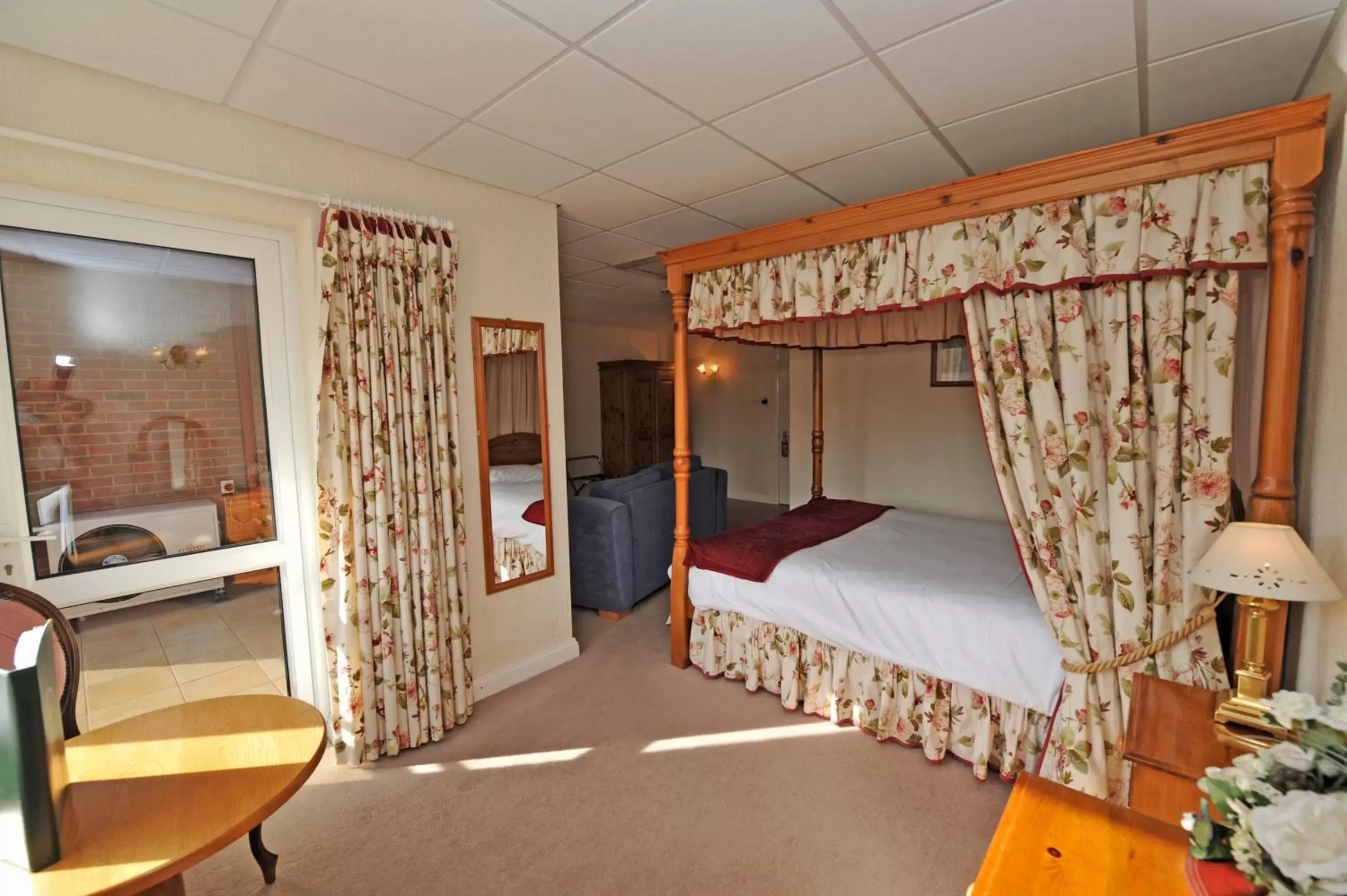 Photo of the whole room, Bunk Bed in Oliver Cromwell Hotel