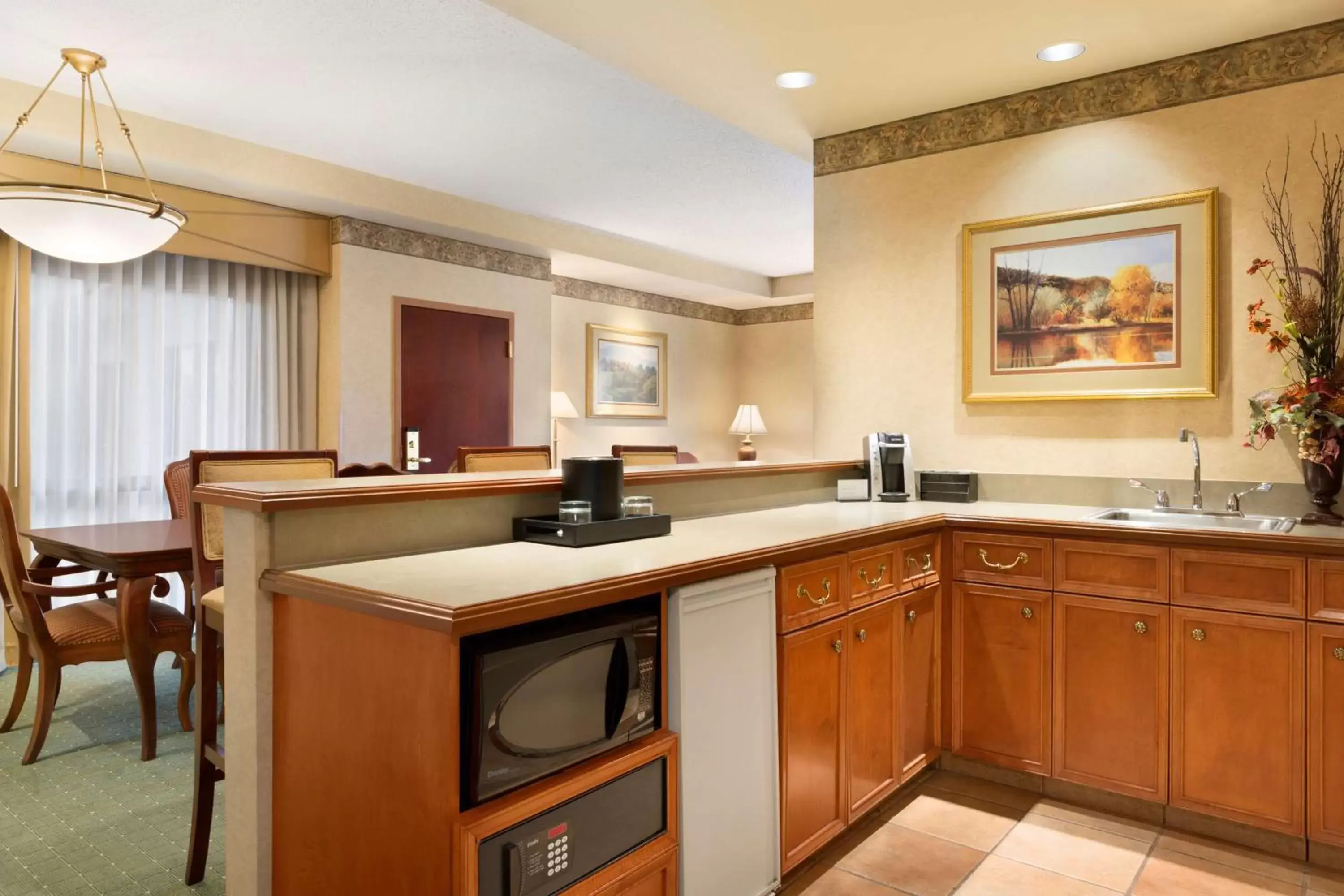 Kitchen or kitchenette, Kitchen/Kitchenette in Embassy Suites Lincoln