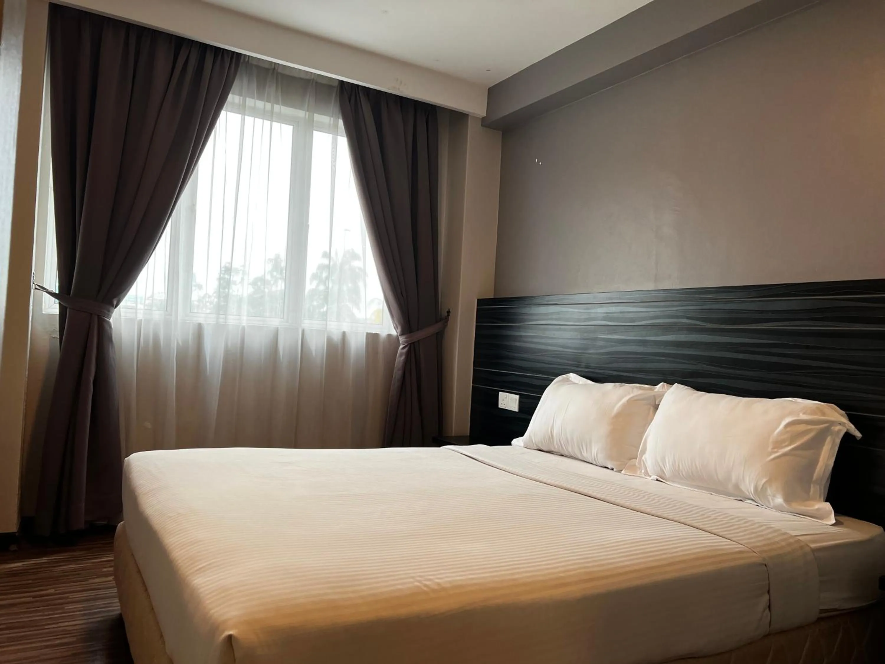 Bedroom, Bed in Signature Hotel
