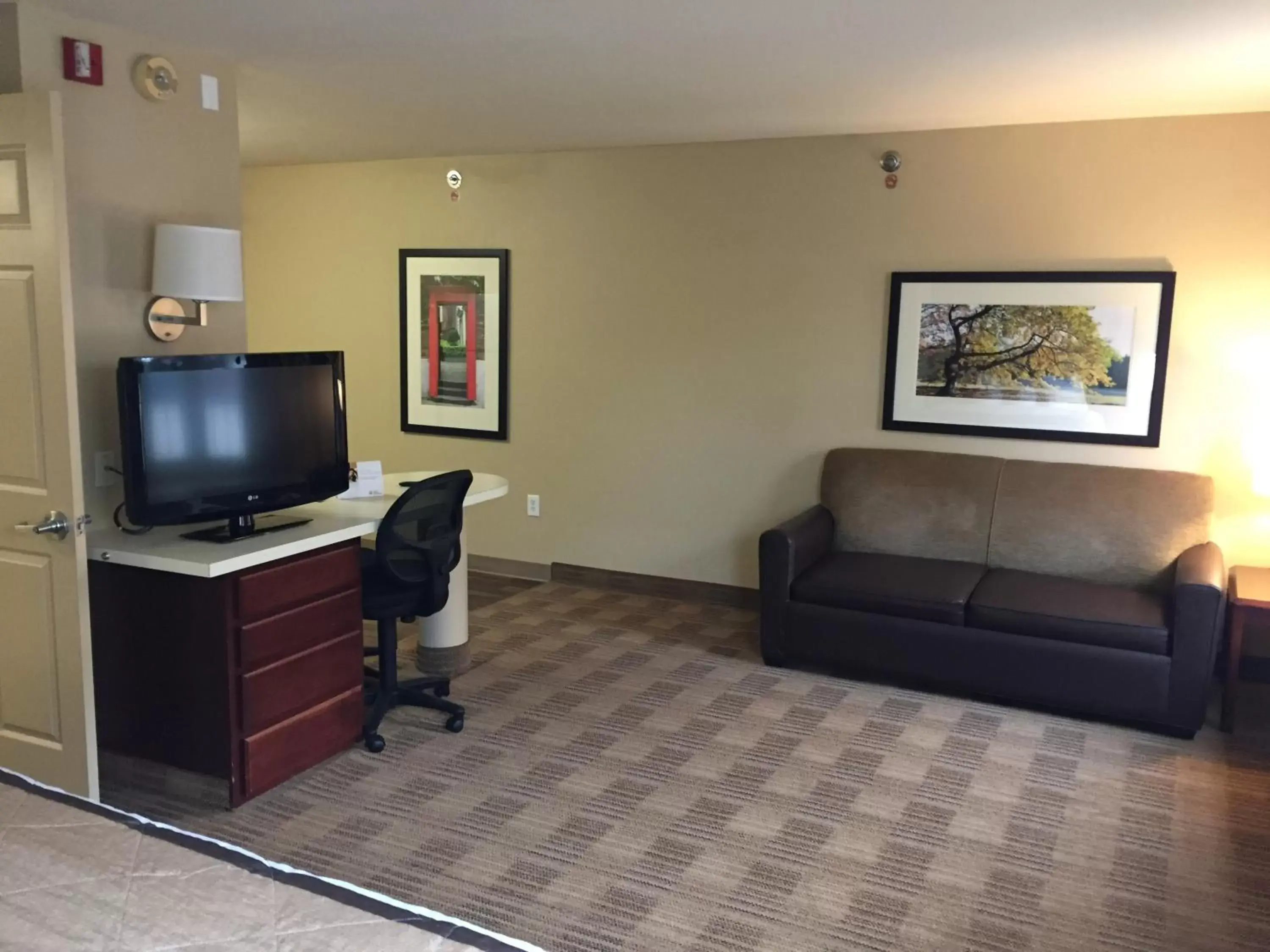 Seating area, TV/Entertainment Center in Extended Stay America Suites - Albuquerque - Rio Rancho Blvd