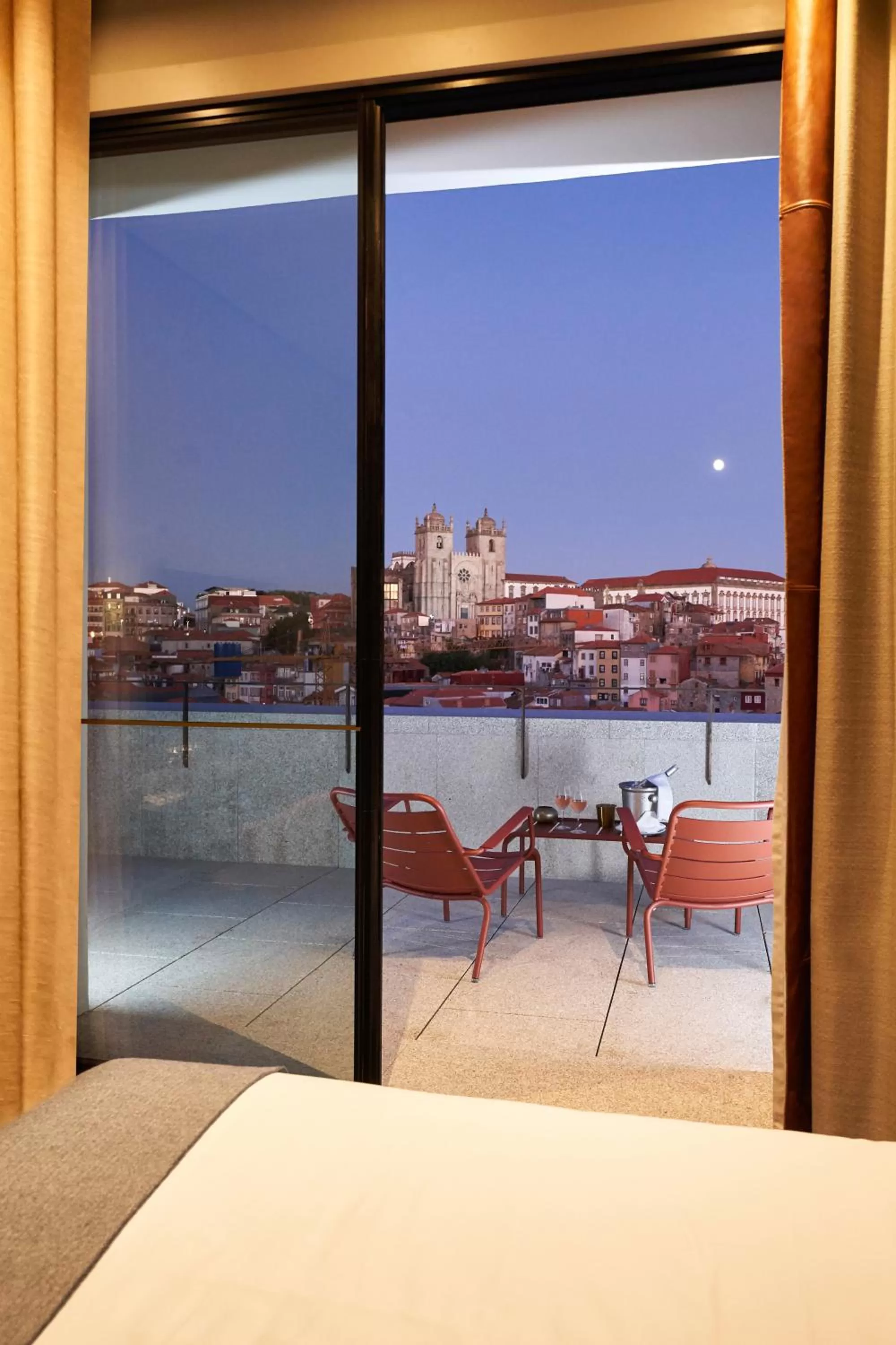 Property building, Bed in PortoBay Flores