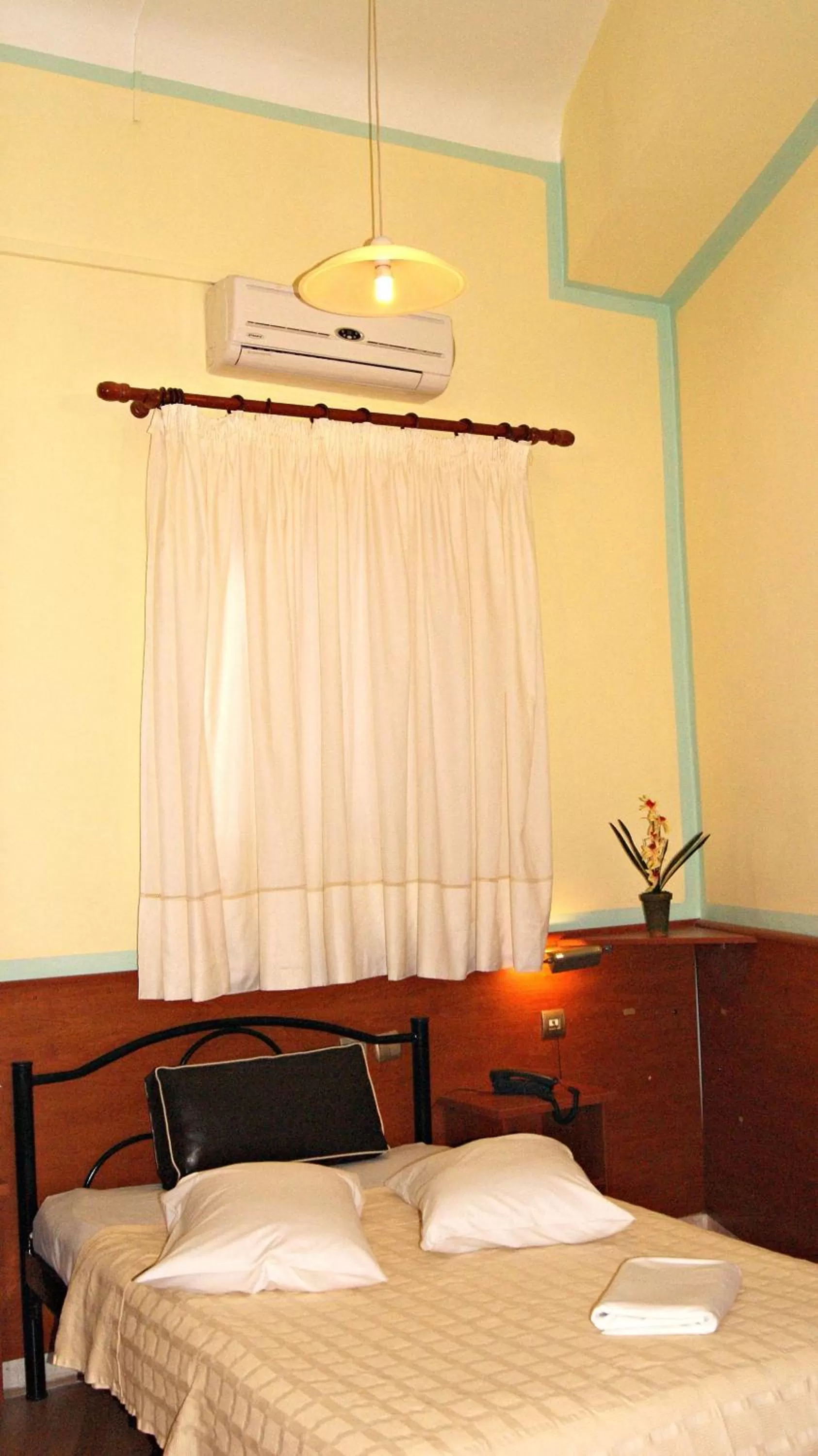 Bed in Diethnes Hotel