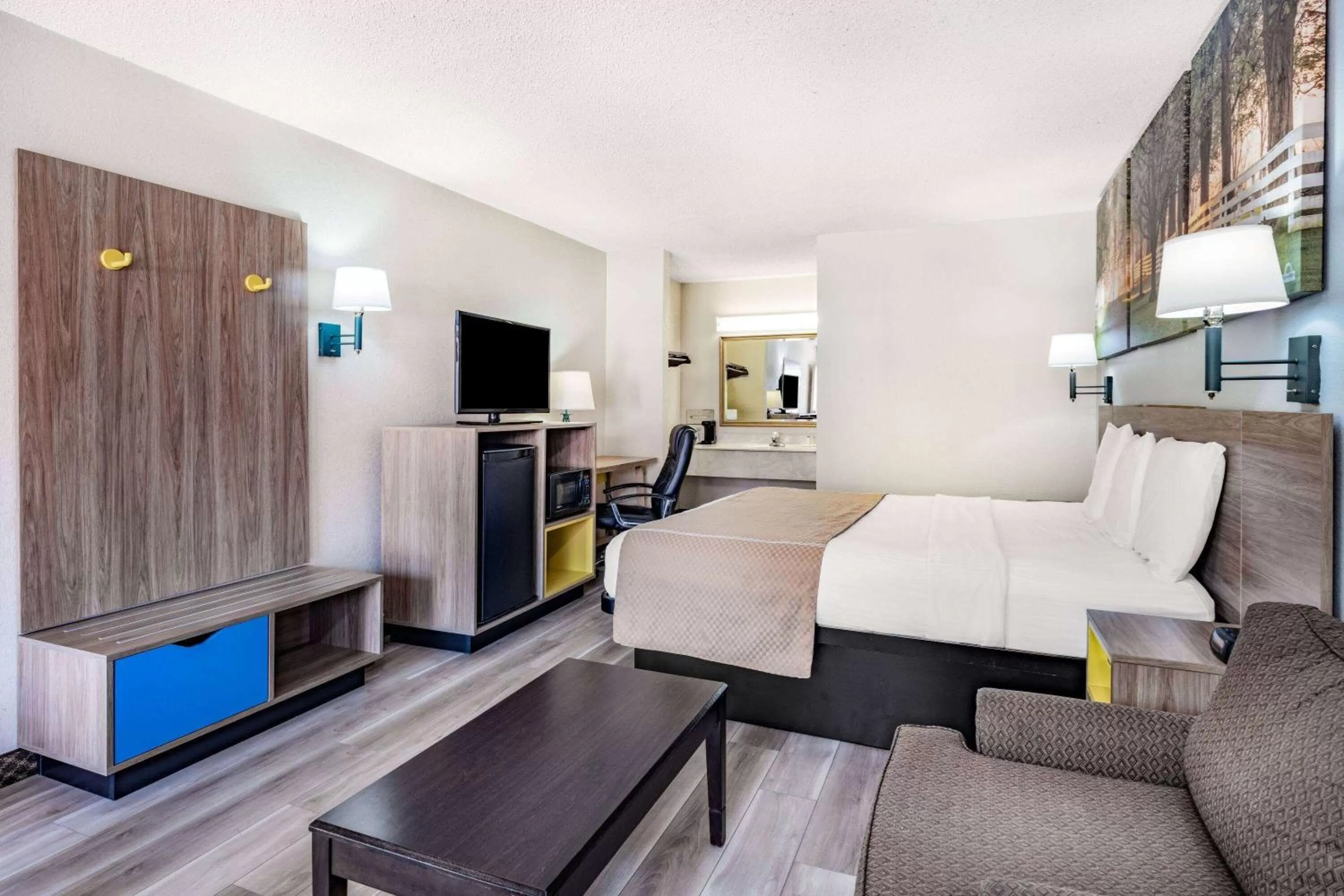 Photo of the whole room in Days Inn by Wyndham Macon I-475