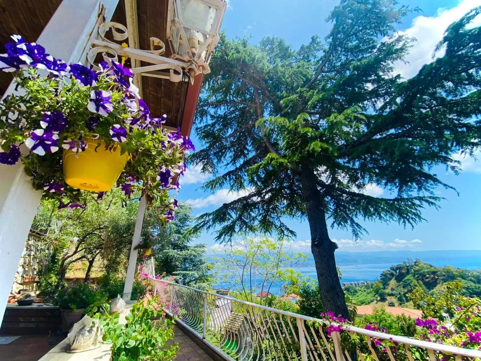 Garden view in Villa Scilla e Cariddi